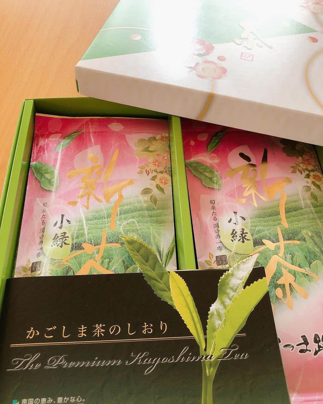 迫田さおりさんのインスタグラム写真 - (迫田さおりInstagram)「・ KKB「ですです。」で茶業会議所に取材に行ってきました！ ・ 緑鮮やかで コクがあり うま味があるかごしま茶🍵 新茶が出始めたみたいで、今日は新茶をいただきました🍵‼︎ ・ 美味しいお茶の淹れ方も東福さんに教えてもらいましたよ♪ ちょっとしたポイントさえおさえたらさらに美味しくお茶をいただけるんです🥺感動🥺🍵 ・ 温かいお茶もいいけど、これからの季節は水出しのお茶もオススメ😊✨ ・ 放送日はまた追って連絡します🙋‍♀️🍵 ・ ・ #かごしま茶 #新茶 #茶いっぺ」4月25日 14時34分 - saori.rio