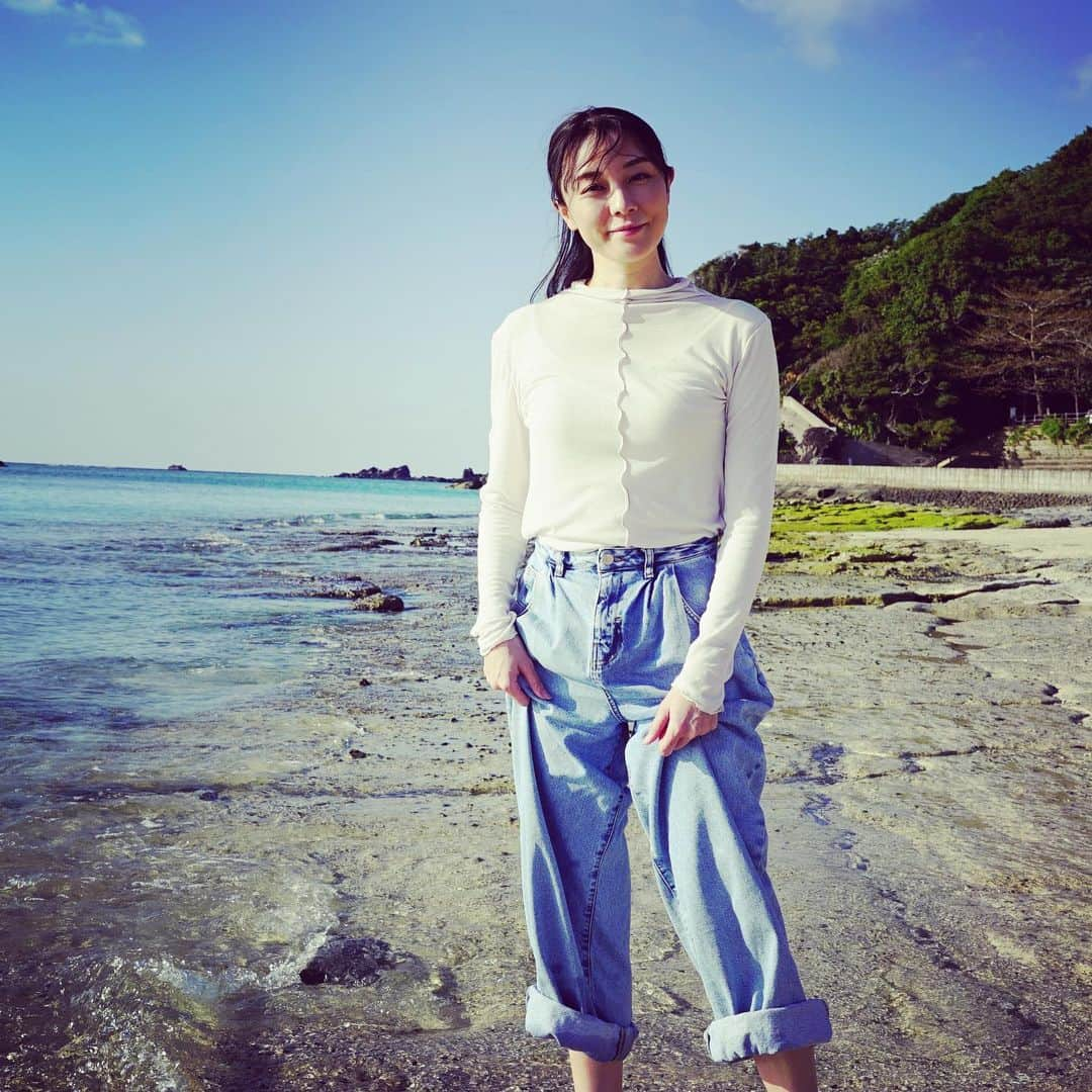 伊藤歩さんのインスタグラム写真 - (伊藤歩Instagram)「Happy belated birthday to me💐April 14th.   投稿おもいっきり遅れましたが 今年も4月14日、誕生日を迎えられました💎  小さな幸せ、キラキラを集めて 毎日を豊かに過ごせたらと思っております✨  友達、家族、お仕事の仲間 そして、いつ何時も応援してくださる 皆さまに心から感謝です  いつもありがとう  心より愛を込めて💋伊藤歩  追伸 👇 私も出演する東京バイスが 昨日4月24日(日)22時より WOWOWで放送開始しました❗️ ぜひ観て頂きたいドラマです‼️  #たんたんたんたん誕生日  #tokyovice #東京バイス  #hbomax #tokyovicehbomax #wowow」4月25日 17時11分 - ayumi__ito