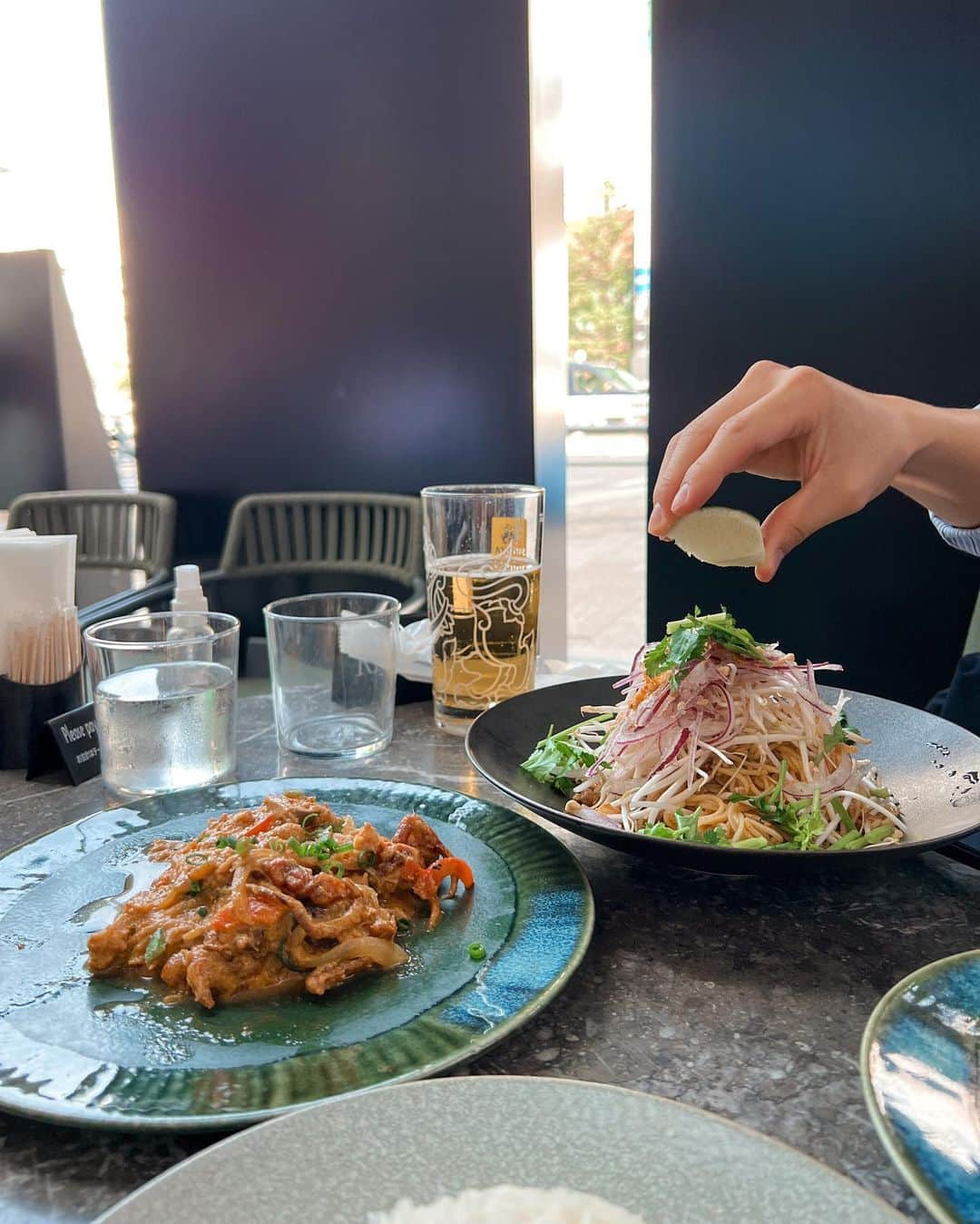 西野沙瑛さんのインスタグラム写真 - (西野沙瑛Instagram)「- お誕生日お祝いしてくれた☺️ ココちゃんの顔ね🐶笑 パクチーは食べられないけどエスニック料理好きです🥒 -」4月25日 19時47分 - sae_golf