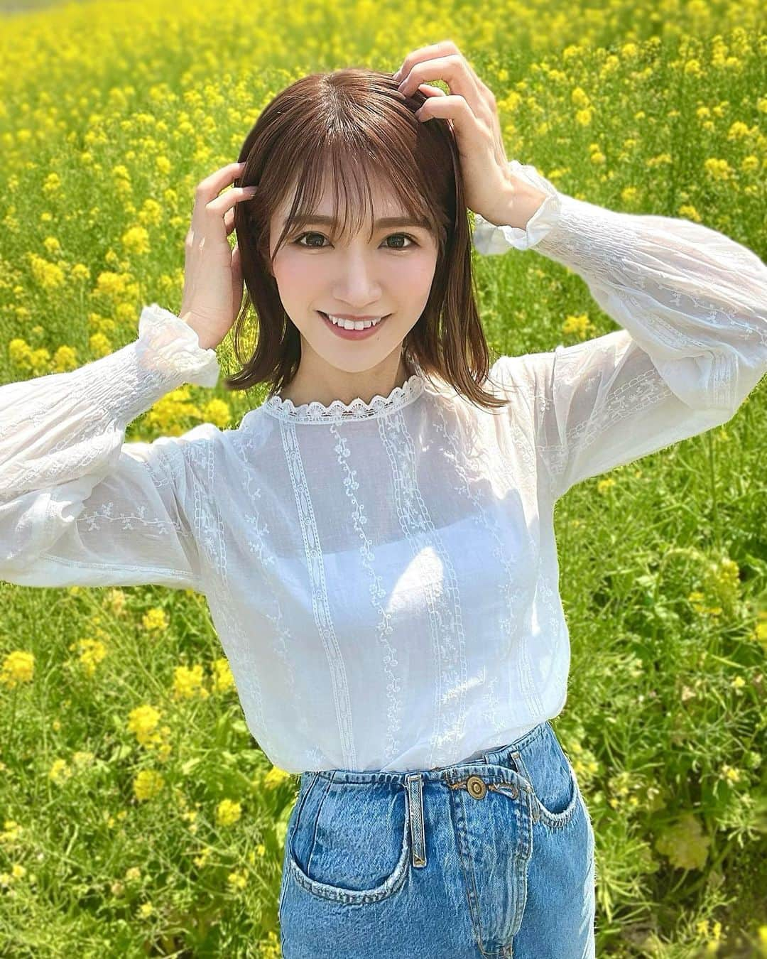 白瀬由莉さんのインスタグラム写真 - (白瀬由莉Instagram)「こないだ淡路島行ったとき 菜の花めっちゃきれいやった☺️🌼 海もお花もあるなんて💐🏖 自然って一生見てられる😚🪸🪷🪺  時々むしょうに粉もん食べたくなるの関西あるあるかな？🥹 最近はたこ焼きブームでしょっちゅう食べてる🙂🙃 お店の人としゃべりながら 焼き上がり待つたこ焼きがすき🥳🐙  👗ホワイトレースブラウス 袖がくしゅってしててかわいい🌼 @chery_jp   . 明日も素敵な1日を☺️🌈  🌷🧚🏻‍♀️🌻」4月25日 20時14分 - yuri_shirase