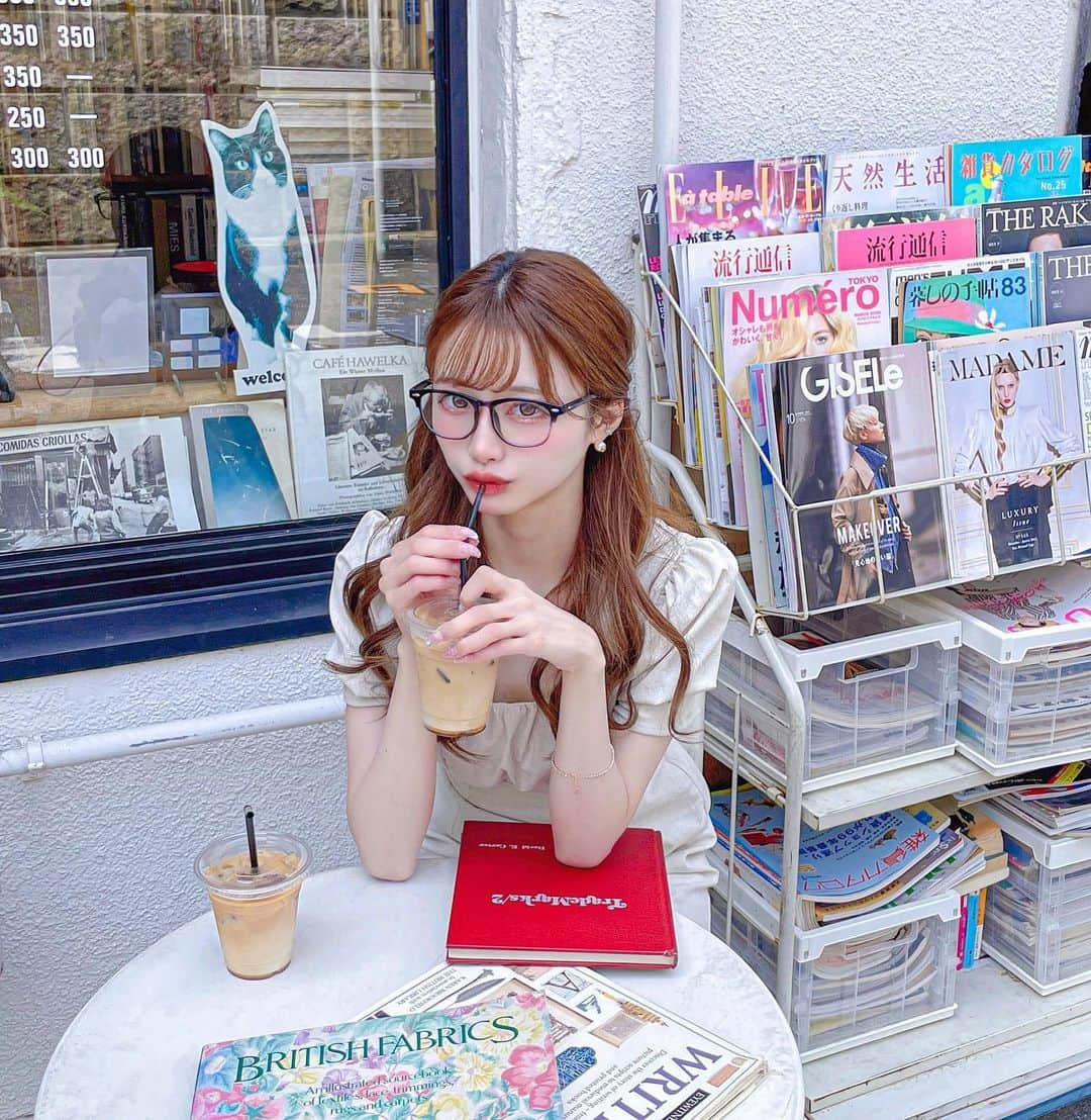 あやちゃんさんのインスタグラム写真 - (あやちゃんInstagram)「ホテルの近くにあったカフェ☕📓📖📒📕📚 メガネコーデした( ⚯̫ )🍎  #colombocornershop #南船場カフェ #心斎橋カフェ #本町カフェ #難波カフェ #心斎橋グルメ #心斎橋 #大阪カフェ #大阪 #難波グルメ #本屋さん #本屋巡り #古本屋 #ホワイトコーデ #オールホワイト #resexxy #p31 #メガネコーデ #春服 #春服コーデ #韓国ファッション #韓国ヘア #韓国コーデ」4月25日 20時34分 - aya.you.love.r