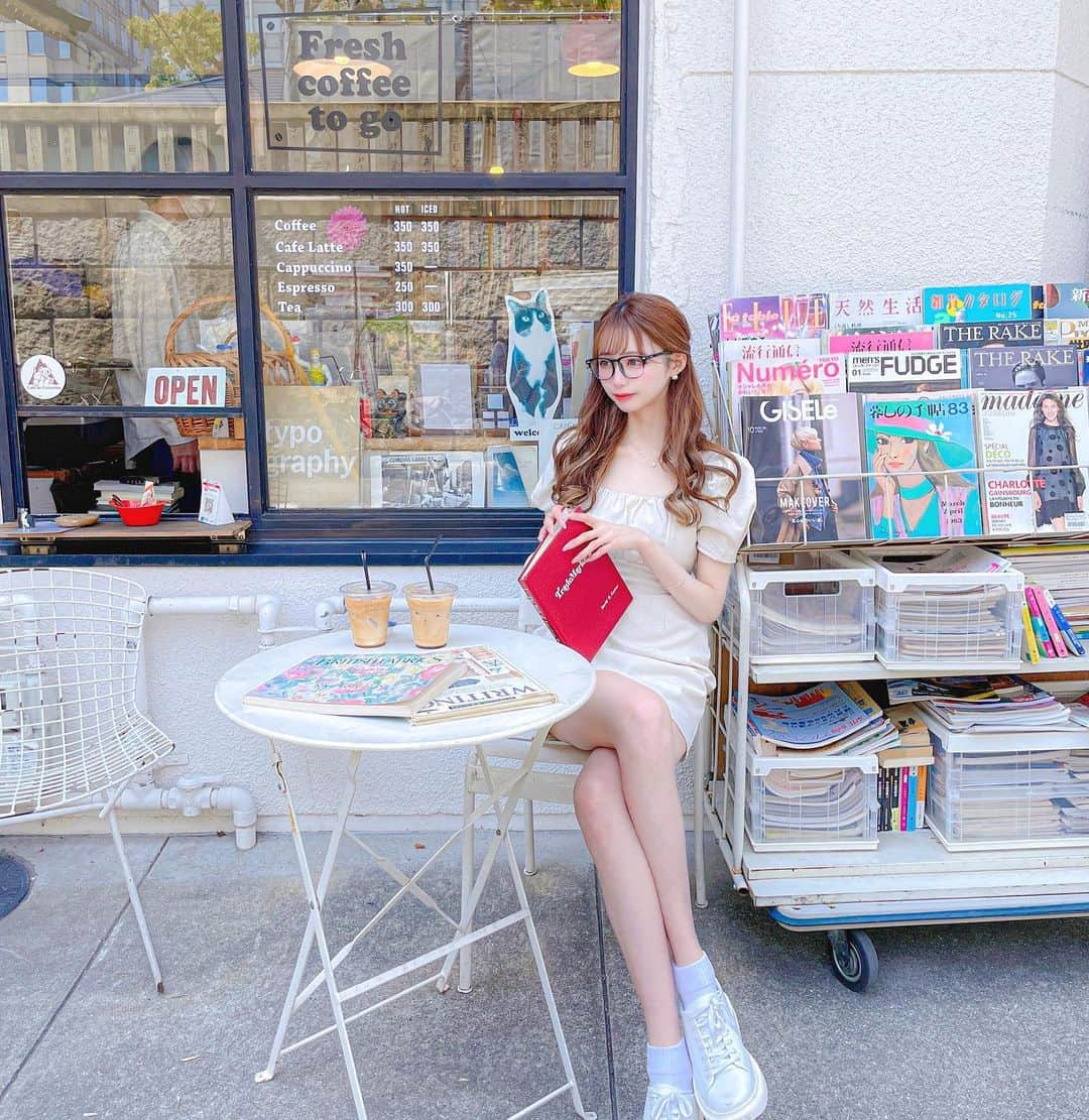 あやちゃんさんのインスタグラム写真 - (あやちゃんInstagram)「ホテルの近くにあったカフェ☕📓📖📒📕📚 メガネコーデした( ⚯̫ )🍎  #colombocornershop #南船場カフェ #心斎橋カフェ #本町カフェ #難波カフェ #心斎橋グルメ #心斎橋 #大阪カフェ #大阪 #難波グルメ #本屋さん #本屋巡り #古本屋 #ホワイトコーデ #オールホワイト #resexxy #p31 #メガネコーデ #春服 #春服コーデ #韓国ファッション #韓国ヘア #韓国コーデ」4月25日 20時34分 - aya.you.love.r