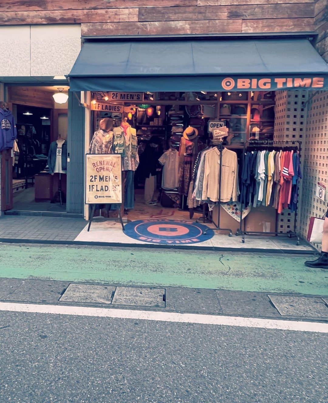 白澤貴子さんのインスタグラム写真 - (白澤貴子Instagram)「My vintage shop list in FUKUOKA  ３泊の福岡出張を終えてたった今東京に戻ってまいりました。  国内でこんなに長い出張をしたのは初めて。  ４月から始まった新たなステージらしい毎日を送っている気がします。  さて、毎日ホテルに戻ったら力尽きてしまっていた私もポップアップ最終日が終わった後にいくつかずっと行きたかった場所を訪れることができたのでご紹介。  まずは恒例のヴィンテージショップ巡りから。 今回は検索して出てきた中で、展示会会場の近くにある気になるお店を。 よく考えればコロナ禍になってからヴィンテージショップに入るのは初めてでとってもワクワク。  ①Babb とても楽しみにしていたのに休業日だったのか開いていなかった泣 ウィンドウだけでも気分が上がったので次回リベンジしたい！  ②UNDERLAND 白レースや小花柄など、気になるブラウスがたくさんあったお店。定期的にチェックするのが良さそう🤍  ③ poupeedeson カフェも併設されていて、常連さんがゆったりと過ごしているとても良い雰囲気のお店。次はゆっくり時間を過ごしたい！  ④BIG TIME 天神 価格帯がお値打ちでたくさんの中から宝探し的に見つけるこの感覚、久々すぎて胸が高鳴った。今回はこちらで２着のワンピを購入。(ゲリラインスタライブ中に気づいて心配してくださった皆さま、おかげさまでベルトは無事受け取れそうです♪)  ちなみにpush“me”harderはGoogleマップで示された場所周辺を何度も行き来したけれど見つけられず断念しました泣  #白澤と福岡県」4月25日 20時51分 - takakoshirasawa