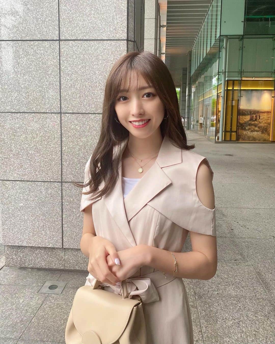 依田奈波さんのインスタグラム写真 - (依田奈波Instagram)「. 袖の部分に腕を通したらノースリーブにもなるワンピース 後ろのシルエットもほんとに可愛いんです🤍  バッグは @polene_paris  コロンとした形が可愛くて、 どんな服にも合わせやすいからお気に入り☺️  #春服 #春服コーデ #ワンピースコーデ #ベージュカラー #ベージュコーデ #春カラー #ロングワンピース #骨格ウェーブ #イエベ春 #ベージュバッグ #pr」4月25日 21時01分 - nanami_yoda