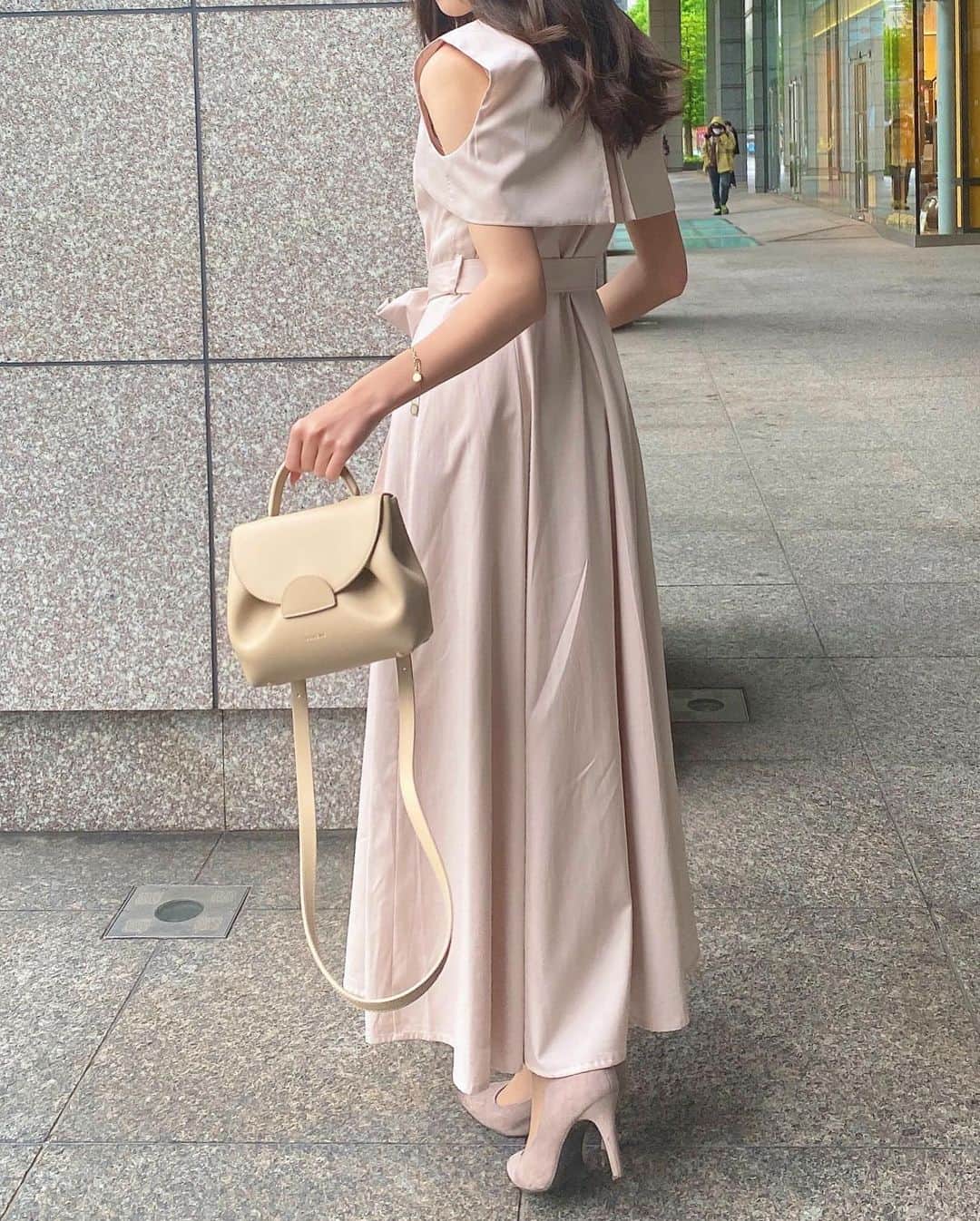 依田奈波さんのインスタグラム写真 - (依田奈波Instagram)「. 袖の部分に腕を通したらノースリーブにもなるワンピース 後ろのシルエットもほんとに可愛いんです🤍  バッグは @polene_paris  コロンとした形が可愛くて、 どんな服にも合わせやすいからお気に入り☺️  #春服 #春服コーデ #ワンピースコーデ #ベージュカラー #ベージュコーデ #春カラー #ロングワンピース #骨格ウェーブ #イエベ春 #ベージュバッグ #pr」4月25日 21時01分 - nanami_yoda