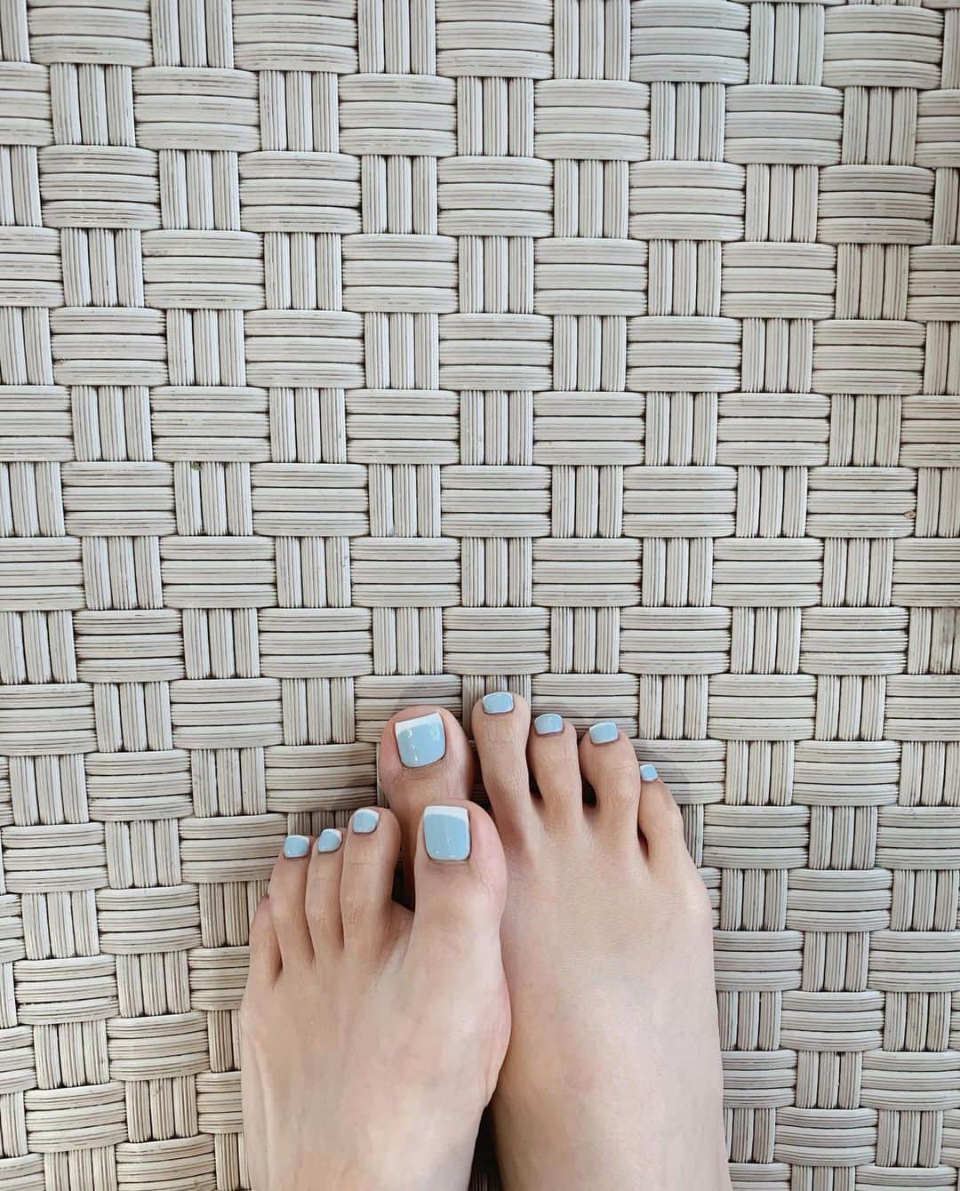志田友美（ゆうみん）さんのインスタグラム写真 - (志田友美（ゆうみん）Instagram)「NEW💅🏽💙とNEW💍🤍 　  大好きな水色のフレンチとワンカラー合わせ♡  フットもとっても可愛くしてもらいました🥹  ネイル中、めちゃ盛り上がっちゃって YouTube回しとけばよかったな。 (YouTube脳。)爆  もう、5年以上担当してもらってる @yuuuuuuuko1224 さん🔆  いつもありがとうございます🤍  そして毎日つけてる @emiru_jewelry のリング🌿細部までこだわっててやっぱり手作りかわい〜。   #newnail #フレンチネイル #ネイルデザイン #フットネイル #emiru #gift #ring」4月25日 21時52分 - yuumi_shida