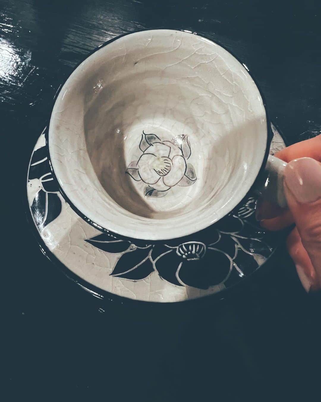 白澤貴子さんのインスタグラム写真 - (白澤貴子Instagram)「I enjoyed the last night in Fukuoka with special coffee & special cups.  福岡最後の夜、吉塚うなぎでさっと夕飯を済ませた後に向かったのは、ずっとずっと訪れてみたかった、創業約50年の珈琲店。  好みの珈琲を選ぶ時間、250以上の中から今の気分に合うカップを迷う時間、丁寧に淹れられる珈琲をじっと待つ時間、そしてその珈琲を一口一口ゆっくりと愉しみながら目の前に飾られたカップたちを眺める時間…どれも贅沢なひととき。  小さな頃は、こんな風に美しいカップたちの並ぶ珈琲専門店へ母に連れられて週に何度も通い、濃厚なグレープジュースを飲みながらレアチーズケーキを頬張る私の横で、母が幸せを噛み締めるかのように、カップを眺めながら珈琲を堪能していたな。  なんて懐古していたら、紳士なマスターに「カップ、お好きなんですね」と微笑まれた。  私はそう詳しくはないのですが、母が大好きで。 なんて答えながらも、目の前に並ぶカップたちにあまりにも興味津々な自分に思わず笑ってしまう。 紳士なマスターが様々なカップを棚から出して見せてくださったので、母が喜ぶかなと撮らせていただいた写真をその場でLINE。 でも、一番価値が高いというロイヤルコペンハーゲンの最高峰カップには “あぁ、それね、でも私は好きじゃないわ。 私はマイセンのどっしりした感じの方が好みなの。”と一蹴。  一般的に高級かどうかは関係なく、はっきりとした自分の物差しでバサっとモノを言うこの感じ、嫌いじゃない。 私は性格の部分で言うと母に似ているところがまったくないと感じていたけれど、その視点や、オブラートに包むことのできない私の性分は母譲りなのかもしれないと初めて思った。  ちなみに今回私が選んだのはマイセンの少し落ち着いたもの。 いつもならもっと華やかなシリーズが目に留まることが多いけれど、この夜惹かれたのは優しい柄。 自分の心境が客観的に感じ取れて面白い。 でもどんな時も唇を当てると全身を優しく包み込んでくれるような感覚にしてくれる、マイセンの独特のシェイプはやっぱり格別。  たくさんの素敵なカップに囲まれながら美味しい珈琲をいただく贅沢な空間は、今の私にとって何よりも必要なものだった。 最後の夜の締めにぴったりの場所だったな。  #珈琲ひいらぎ #白澤と福岡県  #FloraDanica #RoyalCopenhagen #上野焼 #MEISSEN」4月25日 21時59分 - takakoshirasawa