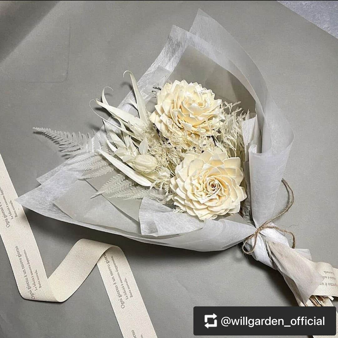 畑野ひろ子さんのインスタグラム写真 - (畑野ひろ子Instagram)「【WILLGARDEN】NEWitem  ホワイトの花材を集めた新商品。 母の日のギフトにもおすすめです。  春の新たな門出に、あえて色の入っていない花材をセレクトしております。  手に取ってくださった皆様が、「何色にも染まっていない、白のような新しい気持ちで日々を迎えられるように」と想いを込めて作成いたしました。  メインの花材であるダリアは、天然の素材(ソラの木の皮)を使ったハンドメイドフラワーで、柔らかい雰囲気を感じられます。  飾る場所を選ばず、長くお楽しみいただけるアレンジメントです。  詳細は　@willgarden_official プロフィールページのURLよりご確認ください。  #flowers #artificalflower #lifestyle #life #gift #willgarden」4月25日 22時02分 - hiroko_hatano_