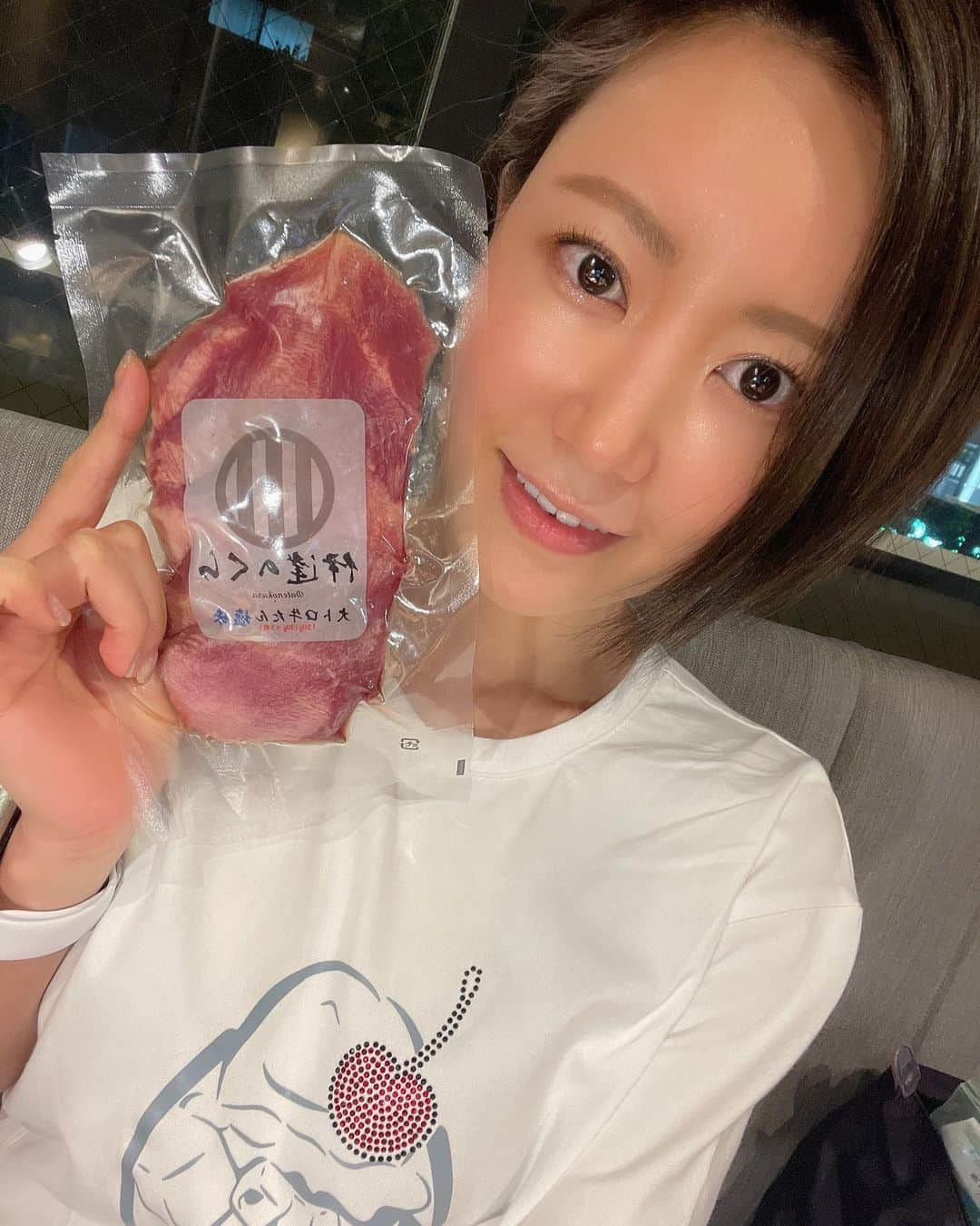 琥珀うたさんのインスタグラム写真 - (琥珀うたInstagram)「. . 焼肉 伊達のくらさん @datenokura_ningyocho に行ってきたよ🤤 . 牛一頭から200gしか取れないタン芯を使用してるんだって👀 オススメの牛タン美味しかった🤤🤤🤤 ちなみにこの絶品牛タンは通販もやってておうちでも食べられるとのこと🥳 . 「厚切り大トロ牛タン」ってメニューが口コミ大人気で品切れ続出だったんだけど、ゴールデンウィークから生産拡大！ そしてなんと通販は送料無料😳！ みんな食べてみてね🫡 . . #伊達のくら  #くらのあかり  #おうちで牛タン #アンテナショップ  #仙台牛タン  #大トロ牛タン #最高品質 #キャンペーン #送料無料 #熟成牛タン #人形町  #仙台 #beef #beeftongue #tokyo #ningyocho  #sendai」4月25日 22時27分 - uta0214khk