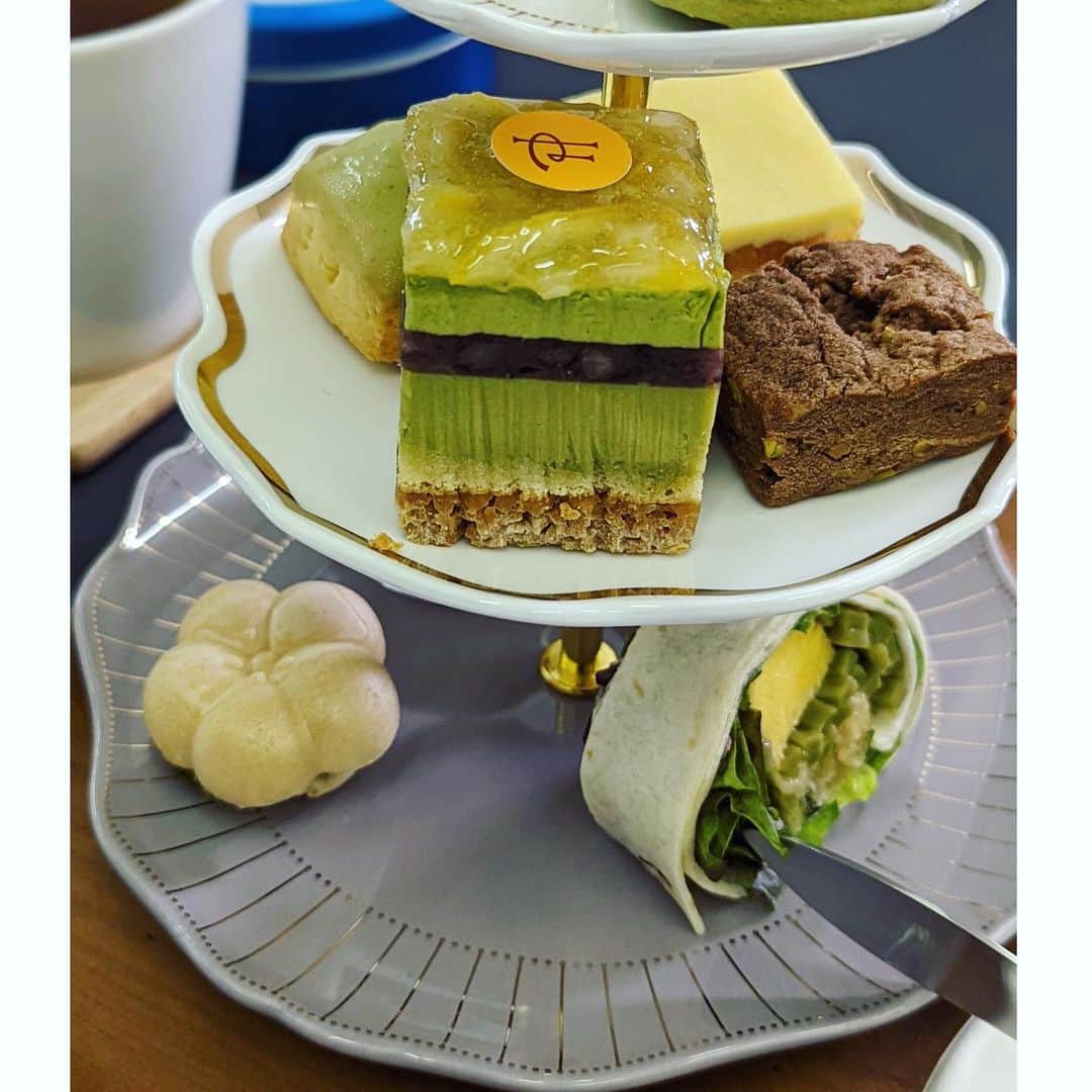 種田梨沙さんのインスタグラム写真 - (種田梨沙Instagram)「🌱  ソロラジオ第２３回が更新されました！  今回はなんと… 初の動画付きラジオです！  アニラジアワード受賞のご褒美である ホテルのアフタヌーンティーセットを食べながら 大西沙織ちゃんと２人でお届けしております！  おおにっしーこと、 沙織ちゃんこと、大西沙織…（？）  実はアニメデビューほぼ同期という事で デビュー当時の思い出話にも花が咲きました🌹  みんなも知らない共演作、あったかな？😎  いつも通りのオタクトークや、 他番組のゲームなんかもやってます！  私の表情とポーズの詳細は 是非ラジオを観て聞いてご確認ください！笑  #大西沙織 #コロンビアゲーム #勝者の笑みと敗北者の真顔」4月25日 23時33分 - tane_da_dayo
