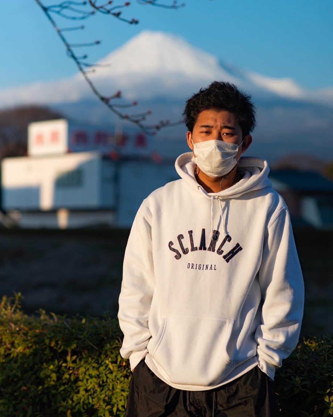 後藤拓実（四千頭身）さんのインスタグラム写真 - (後藤拓実（四千頭身）Instagram)「現在コロナ療養中ということで 急遽キャンセルさせてもらったお仕事もありましてインスタライブできない状態にございます。元気です。前に加賀くんが撮った富士山と僕でも見ながらもうちょっと待っててください。」4月26日 0時38分 - ganjuke