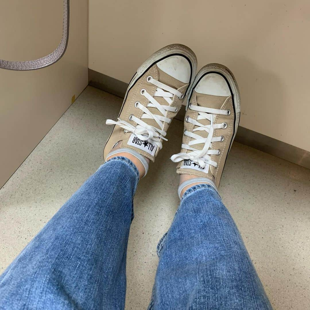 小倉優子さんのインスタグラム写真 - (小倉優子Instagram)「最近の私服です☺️✨  Recently, I try to walk without using a car. I also try to pick up my sons. Snickers are easy and useful.」4月26日 12時00分 - ogura_yuko_0826