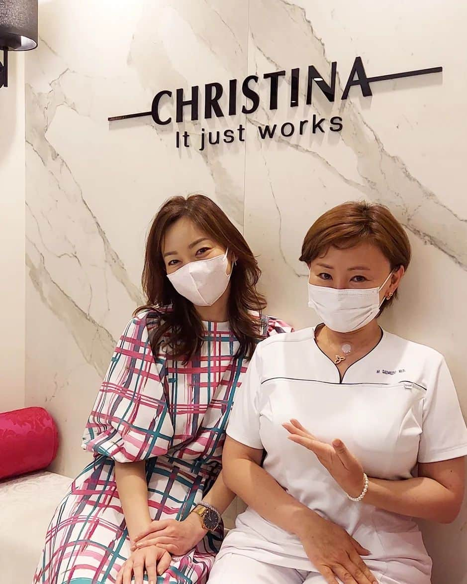 佐藤純さんのインスタグラム写真 - (佐藤純Instagram)「CHRISTINA GINZA でお肌のメンテナンス✨  @christinaginza   みか先生に水光注射をしてもらいました💉  @suppin_kizoku  みか先生💕ほんといつもお肌ツヤツヤで、しかもめっちゃオチャメで面白いのー😆  もぉね、私はみか先生の大ファンです😁  水光注射は、ベッドに9針ついていて一度に細かく注射することで、肌の水分補給やくすみの解消、弾力性の向上、シワや小ジワに効くの。  麻酔もしっかりしてくれるので、痛みもそんなにないよ😉(写真3枚目)  4枚目は、施術中の衝撃的写真だけど、載せちゃう🤣💉  針穴がすごい😅  でも、私の場合は15分くらいでだいぶおちつきます。  2枚目が施術直後‼️  すごい艶がでてるのが一目瞭然✨👏  肌がツヤツヤになると、気分もあがるよね⤴️  #christinaginza #christinaclinicginza #クリスティーナクリニック #水光注射 #アンチエイジング #美容 #シワ #くすみ #ハリ #艶 #ママ #ママモデル #モデル #mama #mamamodel #model」4月26日 13時31分 - junsatoidea