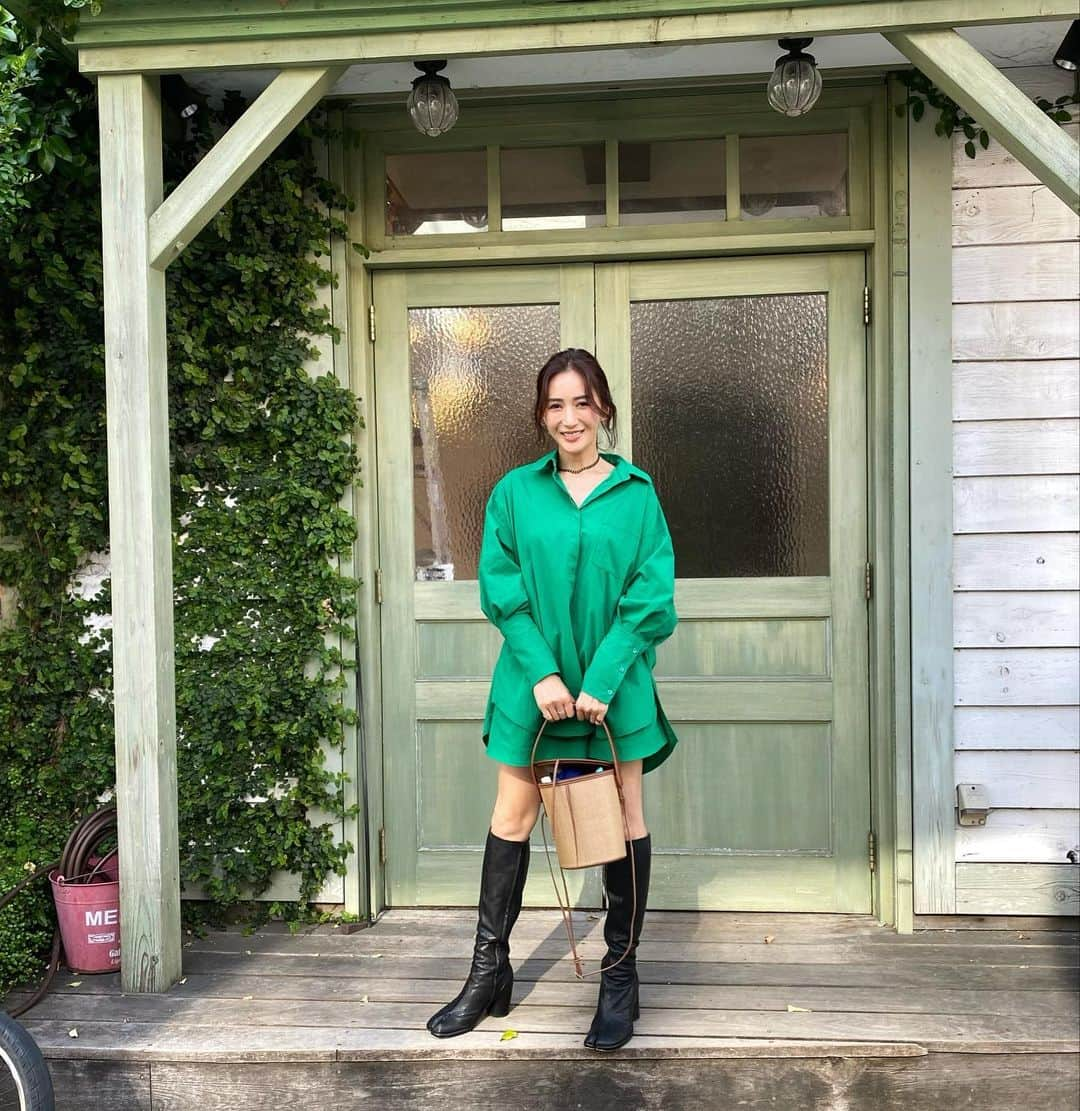 桐山マキさんのインスタグラム写真 - (桐山マキInstagram)「. . . Green💚  昨日は 暖かかったので ショートパンツのセットアップ🩲♡ @etretokyo   行く先々で 大人な可愛いセットアップ と褒められた🩲♡ ウハウハ  ヘビロテ籠のバケツバッグと共に♡@vasic_japan   夏が近づいてきたゾｩ🌳  #japan #fashion #love #etretokyo  #green #setup #summer #springfashion  #vasic  #bag #グリーン #セットアップ #大人のセットアップ #可愛い #上品なシルエット #好き好き #💚」4月26日 14時54分 - maki_kiriyama