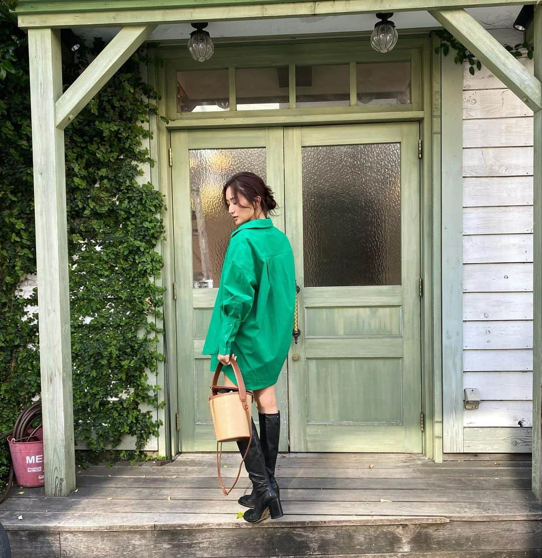 桐山マキさんのインスタグラム写真 - (桐山マキInstagram)「. . . Green💚  昨日は 暖かかったので ショートパンツのセットアップ🩲♡ @etretokyo   行く先々で 大人な可愛いセットアップ と褒められた🩲♡ ウハウハ  ヘビロテ籠のバケツバッグと共に♡@vasic_japan   夏が近づいてきたゾｩ🌳  #japan #fashion #love #etretokyo  #green #setup #summer #springfashion  #vasic  #bag #グリーン #セットアップ #大人のセットアップ #可愛い #上品なシルエット #好き好き #💚」4月26日 14時54分 - maki_kiriyama