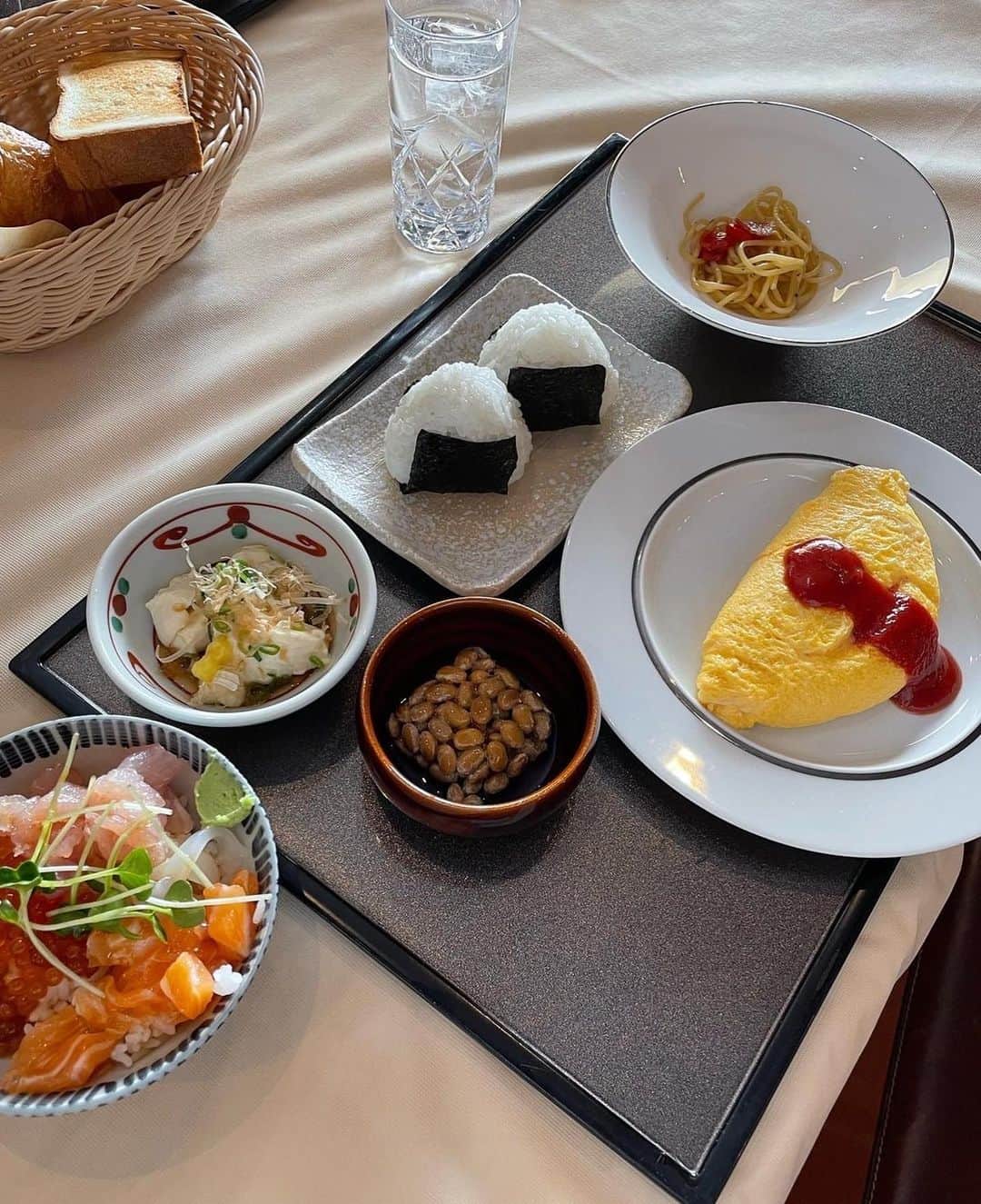 篠崎愛さんのインスタグラム写真 - (篠崎愛Instagram)「・ ・ 先日"王様のビュッフェ"を求めて、白浜にあるホテル川久( @hotel_kawakyu )に行ってきました！  もうね、豪華すぎ🥺  盛り沢山過ぎて 前菜だけでお腹が、、笑  メインはお肉、お寿司、天ぷら、しゃぶしゃぶ、パスタなどなど贅沢すぎるラインナップ🤤✨  大満足。。 最高でした🥺💓  #朝食も最高 #ホテル川久 #王様のビュッフェ」4月26日 17時20分 - shinopp._.ai