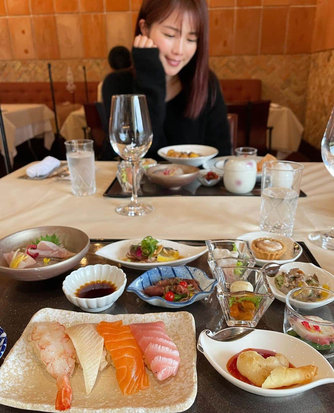 篠崎愛さんのインスタグラム写真 - (篠崎愛Instagram)「・ ・ 先日"王様のビュッフェ"を求めて、白浜にあるホテル川久( @hotel_kawakyu )に行ってきました！  もうね、豪華すぎ🥺  盛り沢山過ぎて 前菜だけでお腹が、、笑  メインはお肉、お寿司、天ぷら、しゃぶしゃぶ、パスタなどなど贅沢すぎるラインナップ🤤✨  大満足。。 最高でした🥺💓  #朝食も最高 #ホテル川久 #王様のビュッフェ」4月26日 17時20分 - shinopp._.ai