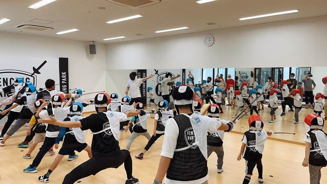 西岡詩穂さんのインスタグラム写真 - (西岡詩穂Instagram)「FENCING PARK🤺  フェンシング体験会2回目も無事に終了！  怪我もなく、楽しく過ごせて一安心でした😌✨ 日帰り福岡だったので、帰りはダッシュでラーメン食べて帰りました笑  いつかゆっくり滞在したい😂😂 あ、一ついい事！ 福岡空港で鬼滅の刃の飛行機見れた😳✌️ ある事も知らんかったけど、なかなかの迫力がありました！  次のフェンシングパークは5月！ 次回に参加される皆さん！お楽しみにしていてくださいね☺️✨  フェンシングパークの詳細は、 @fencingpark2021 をチェックしてみてください😆✋  #fencing #fencingpark #福岡 #福岡県 #春日市 #福岡グルメ #知りたい #おすすめスポット #教えてください #フェンシングパーク #福岡空港」4月26日 17時45分 - shih05823