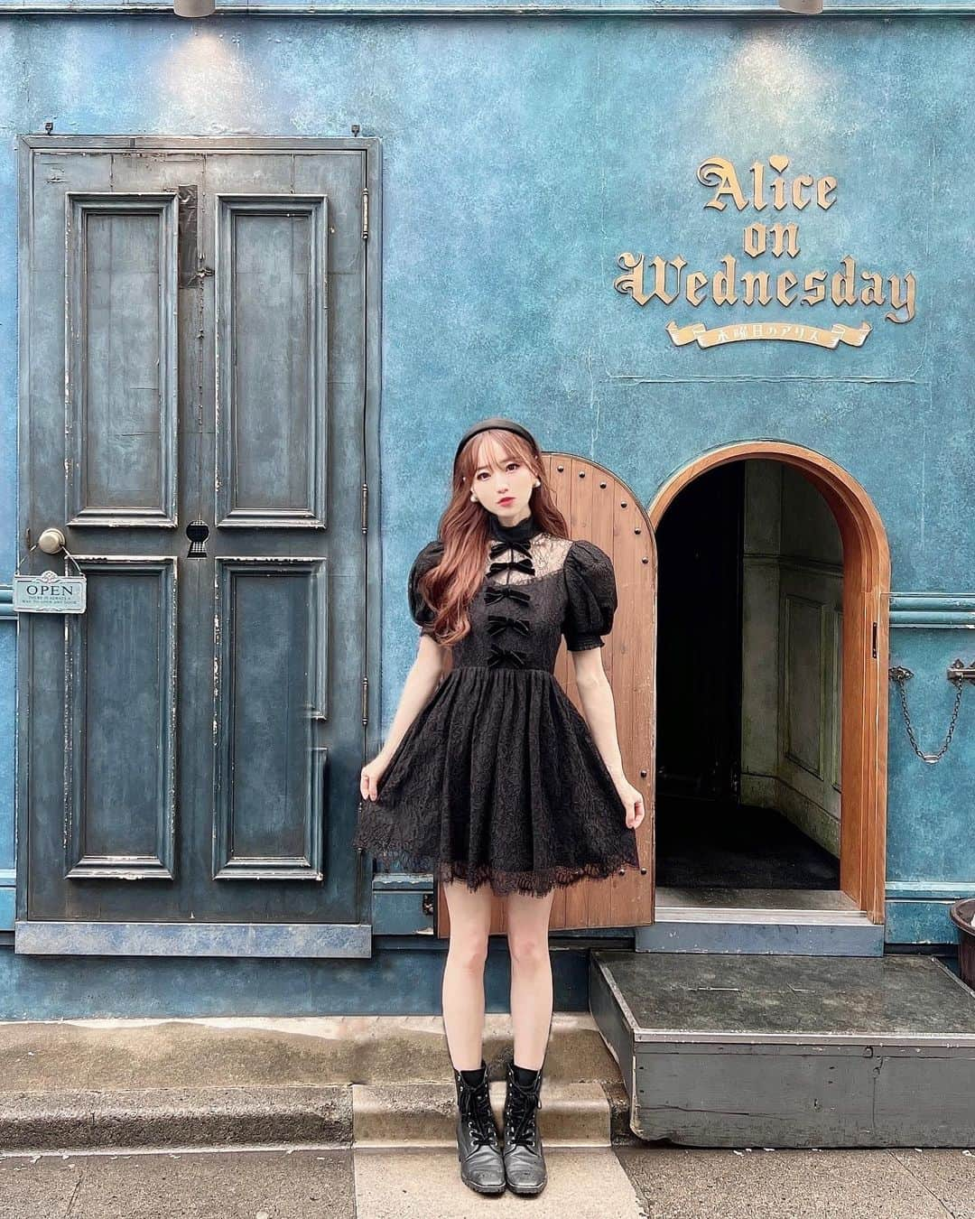 小越しほみさんのインスタグラム写真 - (小越しほみInstagram)「@aliceandolivia_japan のワンピ🖤 ・ パフスリーブやリボンでフェミニンだけど 背中はシースルーで実はセクシーさもあったり🫣💋 ・ レースのディテールが繊細で美しい…🫶🏻 ・ アリスアンドオリビアの服は 個性的なデザインと高級感のバランスが絶妙ですき❤️‍🔥 ・ ・ ・  ・ ・ ・ ・ ・ ・ #aliceandolivia #ootd #onepiece #dress #pr #アリスアンドオリビア #ゴシック #ゴシックファッション #ブラックコーデ #オールブラック #カチューシャ #レースワンピース  #水曜日のアリス #原宿 #原宿映えスポット #映えスポット #不思議の国のアリス #aliceonwednesday」4月26日 18時36分 - shihomi1129