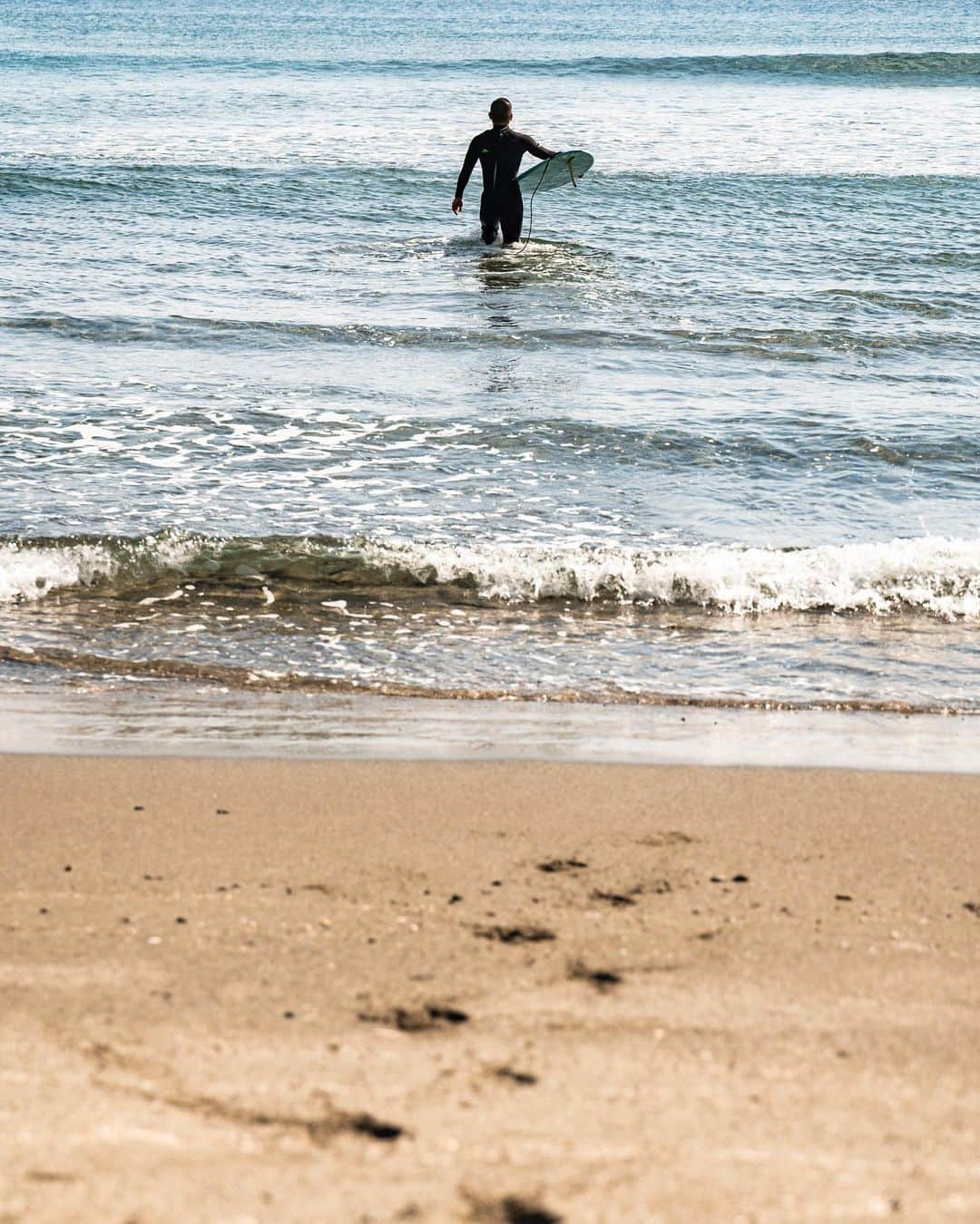 大蔵さんのインスタグラム写真 - (大蔵Instagram)「Surfing🏄🏽🏄‍♀️ Do you SURF?? . #surfing #surflife #surfphotography  #サーフィン　#サーフィンライフ  #久しぶりのサーフィン　#🏄🏽‍♂️ #思い出しながらサーフィン #今年からリスタート😁 #奄美大島　#奄美 #嘉徳ビーチ #嘉徳ジュラシックビーチ  #ペンショングリーンヒル #奄美の思い出 #鶏飯美味かった☺️ #波にも音にも調子にも乗ります #いい波のってんね  #ドモアリガット🤙🏽🤙🏽🤙🏽 . . Thanks to @yutogreen  @greenhillsurf_cafe   photo by @tep1071」4月26日 19時45分 - ketsume_daizo