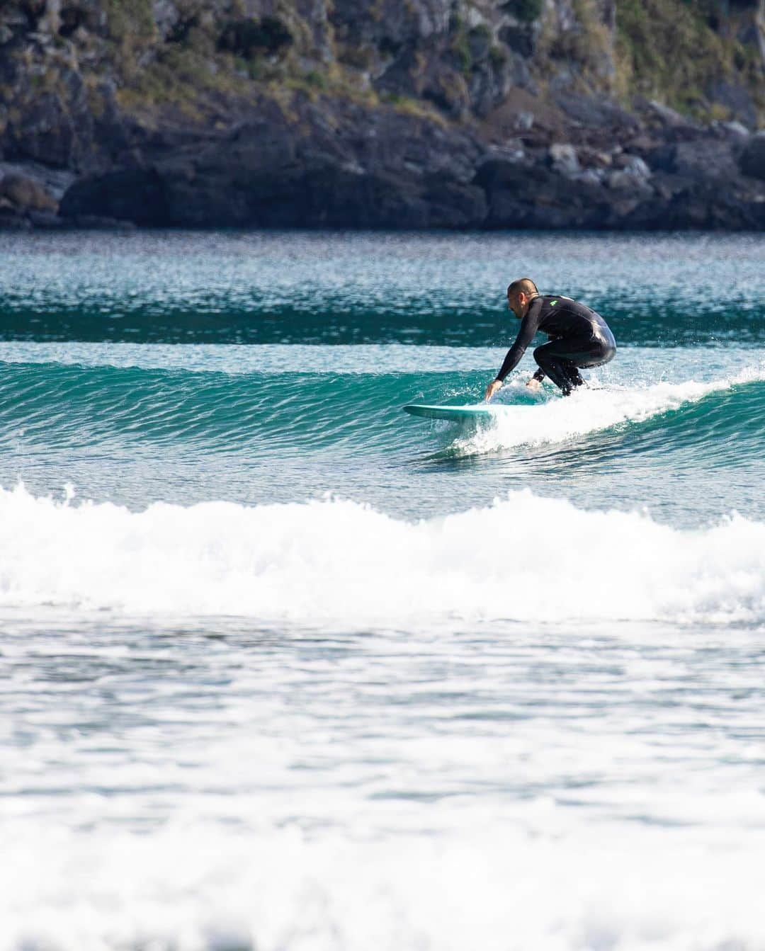 大蔵さんのインスタグラム写真 - (大蔵Instagram)「Surfing🏄🏽🏄‍♀️ Do you SURF?? . #surfing #surflife #surfphotography  #サーフィン　#サーフィンライフ  #久しぶりのサーフィン　#🏄🏽‍♂️ #思い出しながらサーフィン #今年からリスタート😁 #奄美大島　#奄美 #嘉徳ビーチ #嘉徳ジュラシックビーチ  #ペンショングリーンヒル #奄美の思い出 #鶏飯美味かった☺️ #波にも音にも調子にも乗ります #いい波のってんね  #ドモアリガット🤙🏽🤙🏽🤙🏽 . . Thanks to @yutogreen  @greenhillsurf_cafe   photo by @tep1071」4月26日 19時45分 - ketsume_daizo