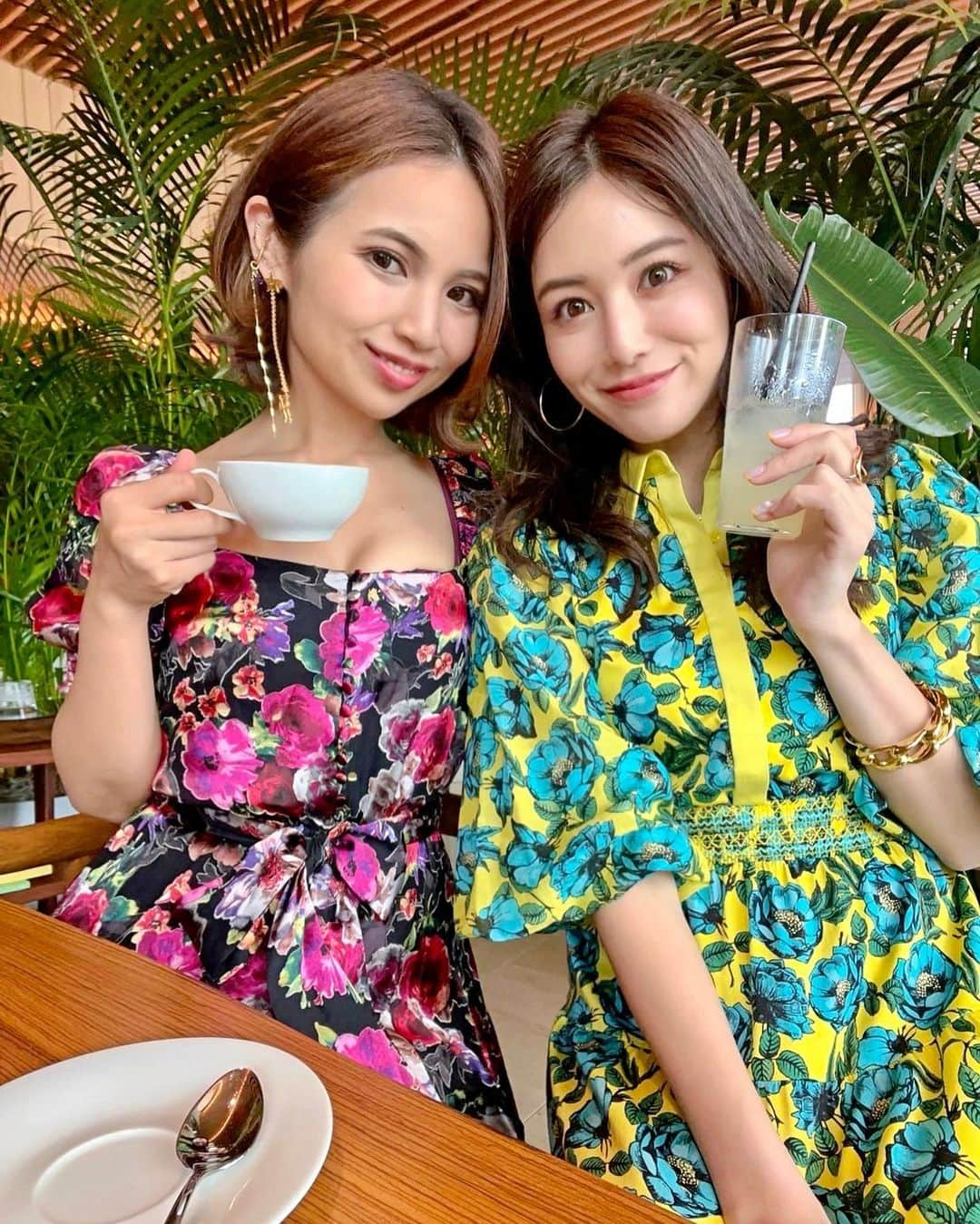 石井里奈さんのインスタグラム写真 - (石井里奈Instagram)「こんばんは💛 今夜は華やかコーデ🌱🍋 大学時代、ゴシップガールにハマってから大好きなアリスアンドオリビアのお洋服👗 海外旅行に行けない分、海外のお洋服は気分が華やぎます♥️ 最近はまっているイエロー💛 鮮やかな花柄のワンピース👗 袖のふんわりも可愛いし、大胆な花柄も映える主役ドレスです✨ この日はせりとエディションでお茶💕オリエンタルなグリーンの雰囲気にぴったりでした🙆‍♀️ . dress... @aliceandolivia_japan  bag... @valextra  sandals... @hermes  . せりが着ているお洋服もアリスアンドオリビア♥️2人並んでるとより映えるね💕 今日もお疲れ様でした✨ . #りなまるコーデ #アリスアンドオリビア #aliceandolivia #pr #コーディネート #gossipgirl #ゴシップガール #hermes #エルメス #valextra #coordinate #コーデ #gg #花柄ワンピース #花柄 #edition #エディション #春コーデ #春服コーデ #春服 #春ファッション #ビバリーヒルズ #ニューヨーク #newyork #ny #ニューヨーク生活 #アメリカ #女子会 #女子会コーデ #花柄ドレス」4月26日 20時02分 - ri7tin1025