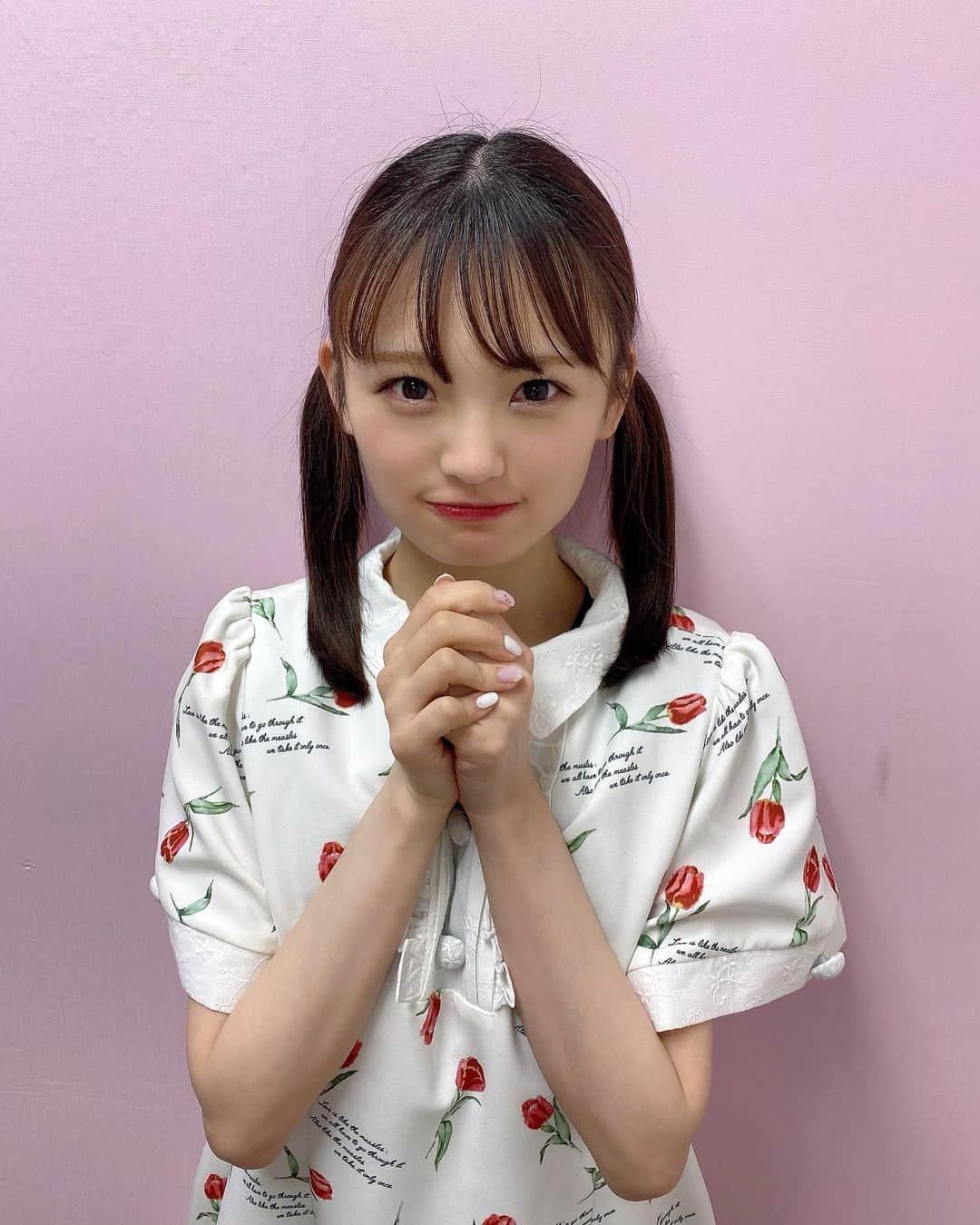 新澤菜央さんのインスタグラム写真 - (新澤菜央Instagram)「半袖デビューした？🌷  #春コーデ  #お花見したいコーデ #ツインテール  #swankiss」4月26日 20時37分 - _shinshin_48