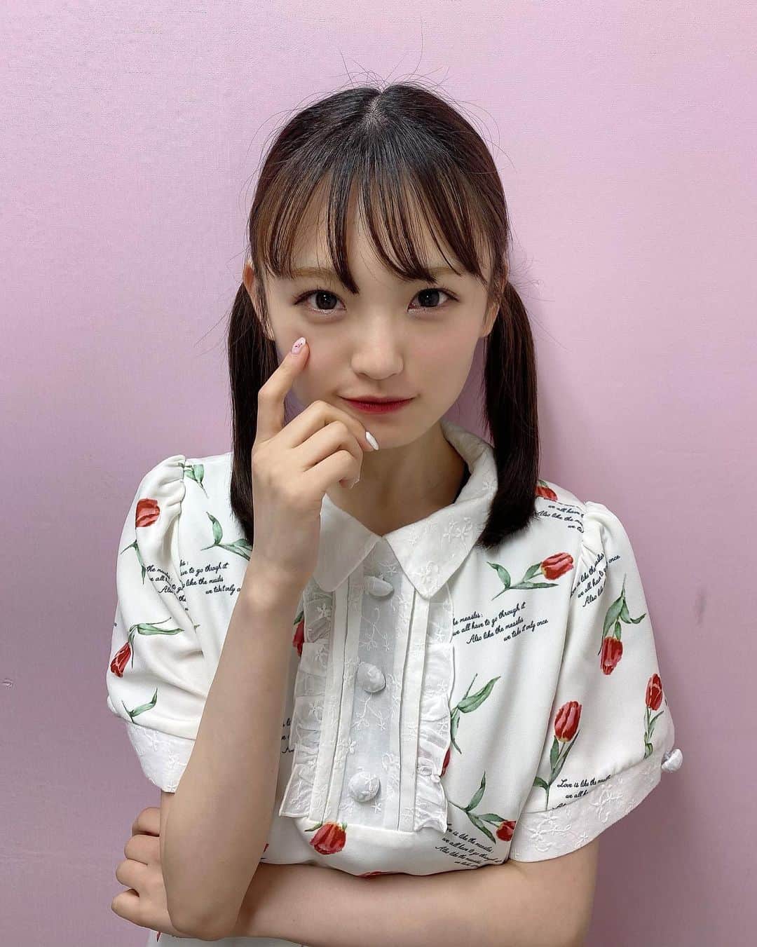新澤菜央さんのインスタグラム写真 - (新澤菜央Instagram)「半袖デビューした？🌷  #春コーデ  #お花見したいコーデ #ツインテール  #swankiss」4月26日 20時37分 - _shinshin_48