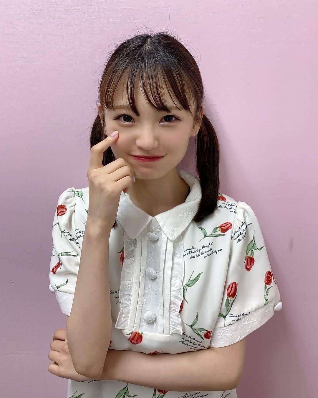新澤菜央さんのインスタグラム写真 - (新澤菜央Instagram)「半袖デビューした？🌷  #春コーデ  #お花見したいコーデ #ツインテール  #swankiss」4月26日 20時37分 - _shinshin_48