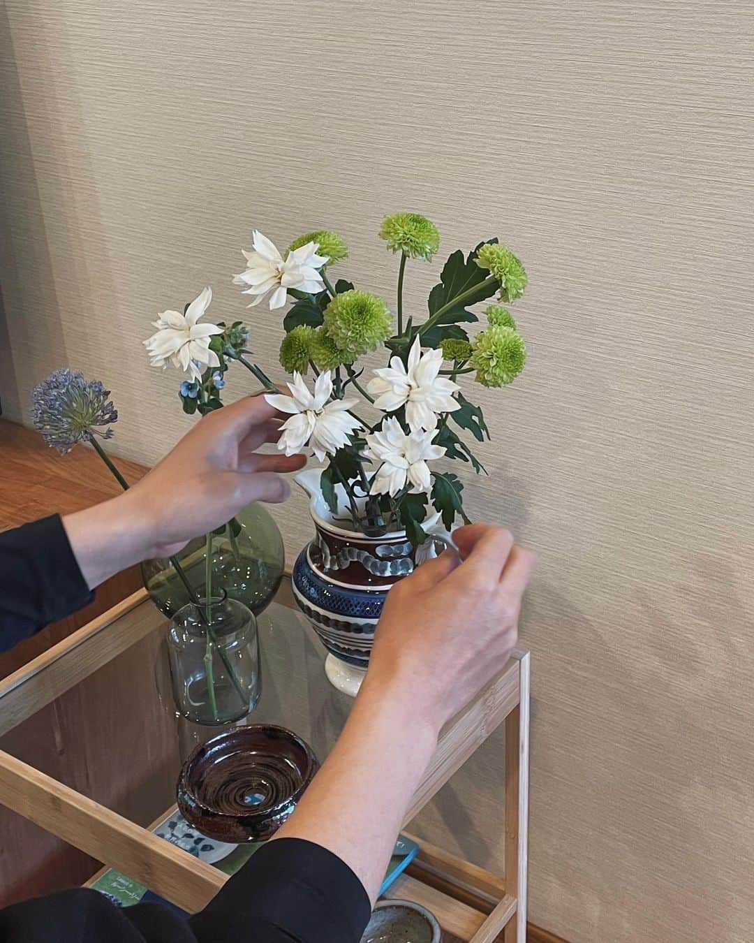 Julia Castroさんのインスタグラム写真 - (Julia CastroInstagram)「緑のある生活🌱🌱🌱  新入りの小さなガジュマルくんが 彼の作った陶器にぴったりで可愛い🪴 . #green  #nature #plants  #がじゅまる #ガジュマル #緑のある暮らし  #julistagram」4月26日 21時41分 - julia.c.0209