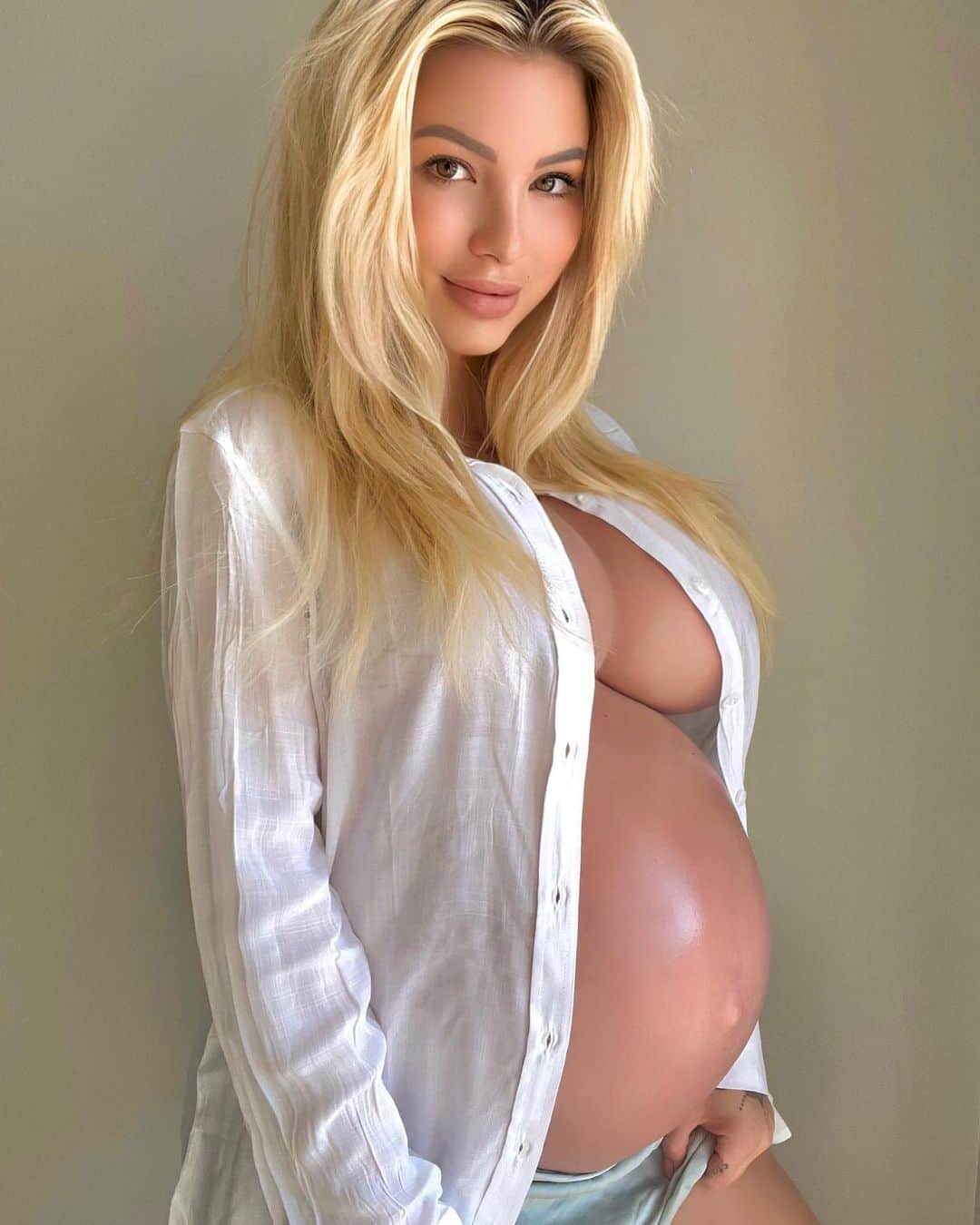 Jessica Weaverさんのインスタグラム写真 - (Jessica WeaverInstagram)「Any moment now ❤️  @jessmamacakes   #pregnant」4月27日 0時09分 - jessicakes33