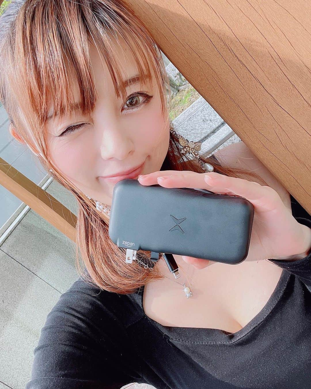 satomiさんのインスタグラム写真 - (satomiInstagram)「👜💻📱 ・ 愛用中のモバイルバッテリー📱 これめちゃくちゃ便利！ ・ 【お気に入りpoint👆】 ・急速充電対応（約1.6時間でフル） ・ノートPCへの給電にも対応 ・wireless充電、最大4台可能 ・プラグで直接充電 ・ これならケーブルとか色々持たず一個で済むからカバンもすっきり🧳🥹 ・ 楽天で「wpd30」で検索できるよ🔍 ・ @zepan.jp #sponsored #モバイルバッテリー #ワイヤレス充電 #急速充電 #スマホスタンド #zepan #モバイルバッテリーおすすめ #モバイルバッテリー大容量 #モバイルバッテリー人気」4月27日 10時18分 - saatoomii47