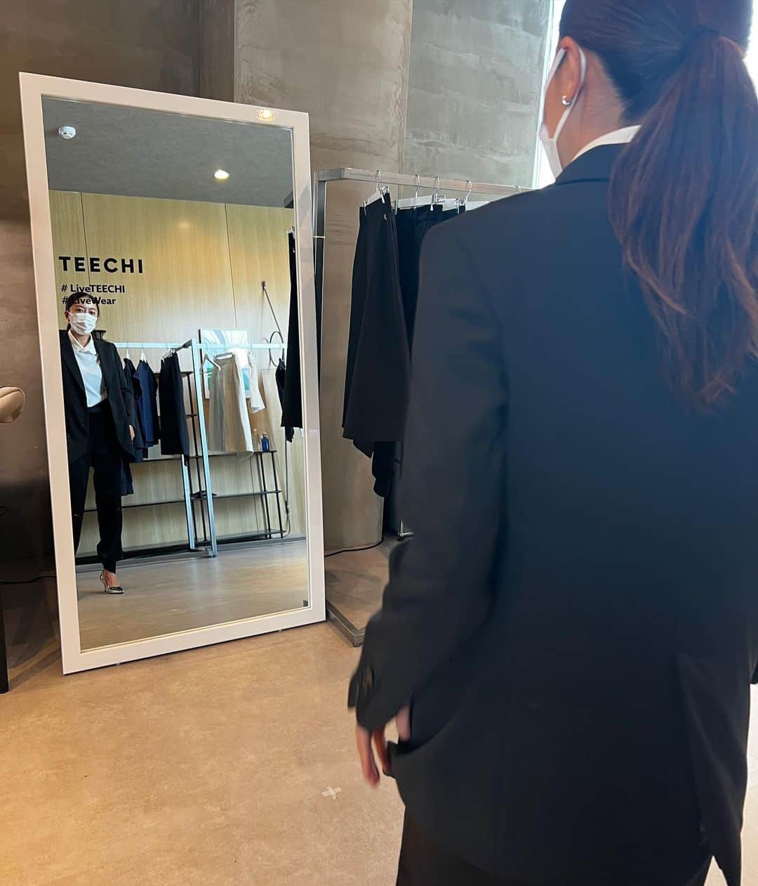 里田まいさんのインスタグラム写真 - (里田まいInstagram)「お友達にお誘いいただき、TEECHIの展示会にお邪魔してきました！  私が試着させていただいたこちらのサテンパンツの形の良さと言ったらもう👏  サテンだけどストレッチも効いているから履き心地が最高。  そして膝周りがもたつかず、シルエットが本当にすごく綺麗！！  ジャケットも軽くて、着心地抜群。 こちらもシルエット、極上でした。  オマケにTシャツは、本気の醤油がかかっても弾いてしまい、焦らず拭いたら汚れが見えなくなって醤油がなかったことになるっていう魔法のような生地で出来てました！なんじゃそりゃ！  実際にTシャツに醤油かけたら弾くので、やってごらん？というブースがあると聞いていたので自宅にあった醤油持参したわ。  醤油持って展示会行ったの初めてだわわ！😂  真面目な話、ここ数年は子供中心の日常の中、でも自分の好きなファッションは諦めたくなくて、 気に入ったらそればかり着ている私ですが、  そんな毎日のルーティンファッションアイテムの中に間違いなく仲間入り！  かっこいいけど子育てしやすい服に出会えて楽しいひと時でした〜。  @teechi_official  #LiveTEECHI #Livewear #livefor_the_upanddown  #キッコーマンしぼりたて生醤油」4月27日 11時06分 - maisatoda_official