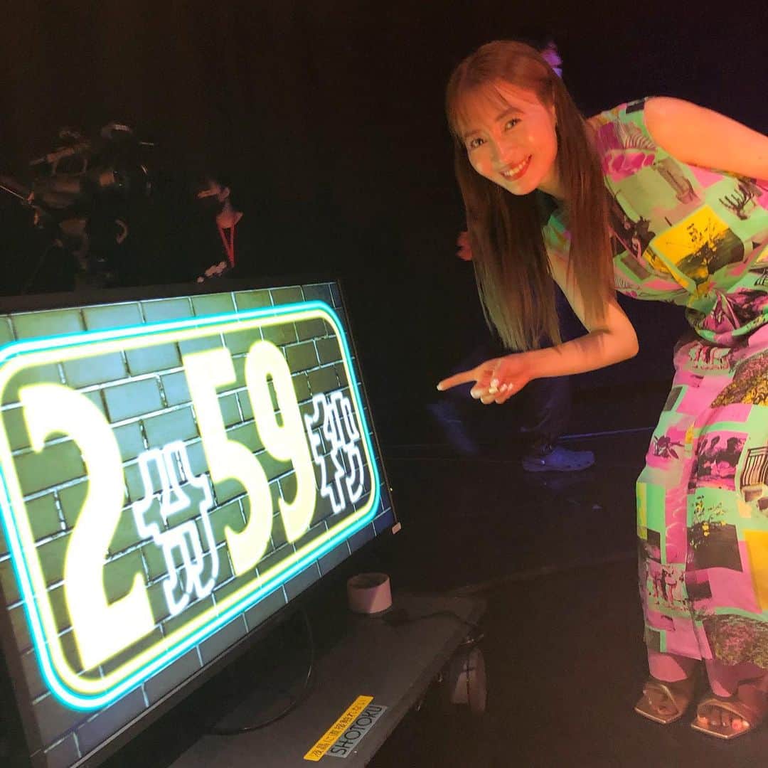 新山千春さんのインスタグラム写真 - (新山千春Instagram)「. 今夜１８時から  YouTube  chiharoom  配信します！！  https://m.youtube.com/watch?v=g9fGnAwaaHc  インスタは プロフィールからとべます✨  NGなし？皆さんからの 質問にお応えさせていただきましたぁ！一問目って もっと優しい質問だと思ってた 私が間違ってたという....💦ww  そしてそしてこちらは！ 収録前に ガッチガチに緊張して 口の中の水分全部 なくなりました！！💦 その番組が  今夜放送の 千原ジュニアさんの番組  テレビ朝日📺 ２分５９秒  恋愛について スピーチさせていただきました！  何を伝えたいか 自分の言葉でまずは台本を作って それを覚えて、  ストップウォッチで 測って、長すぎるところを カットしていく作業も はじめての経験でした✨ 思い出しただけでも 緊張するーー💦  さぁて今日も明日も 収録続きます！ 嬉しいなぁ✨なんでも 楽しみながら頑張りまぁす✨🙌🏾  #YouTube #YouTuber #新山千春 #chiharoom #ちはるーむ #２分５９秒」4月27日 11時44分 - chiharuuu_0114