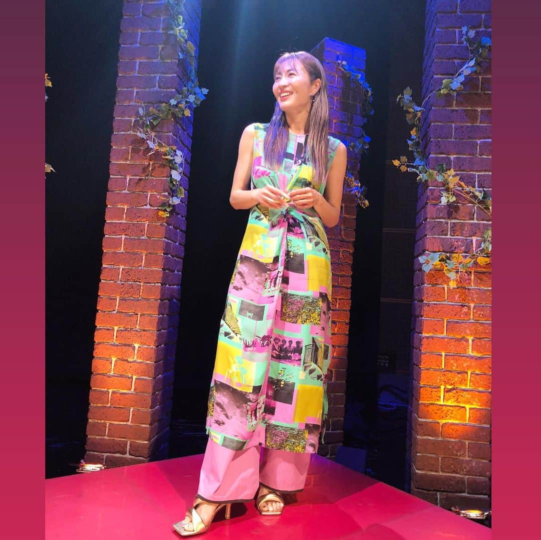 新山千春さんのインスタグラム写真 - (新山千春Instagram)「. 今夜１８時から  YouTube  chiharoom  配信します！！  https://m.youtube.com/watch?v=g9fGnAwaaHc  インスタは プロフィールからとべます✨  NGなし？皆さんからの 質問にお応えさせていただきましたぁ！一問目って もっと優しい質問だと思ってた 私が間違ってたという....💦ww  そしてそしてこちらは！ 収録前に ガッチガチに緊張して 口の中の水分全部 なくなりました！！💦 その番組が  今夜放送の 千原ジュニアさんの番組  テレビ朝日📺 ２分５９秒  恋愛について スピーチさせていただきました！  何を伝えたいか 自分の言葉でまずは台本を作って それを覚えて、  ストップウォッチで 測って、長すぎるところを カットしていく作業も はじめての経験でした✨ 思い出しただけでも 緊張するーー💦  さぁて今日も明日も 収録続きます！ 嬉しいなぁ✨なんでも 楽しみながら頑張りまぁす✨🙌🏾  #YouTube #YouTuber #新山千春 #chiharoom #ちはるーむ #２分５９秒」4月27日 11時44分 - chiharuuu_0114
