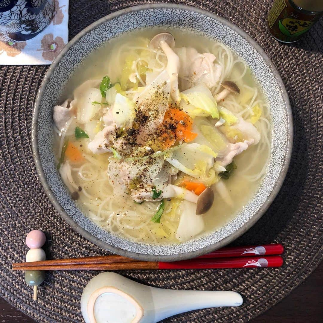 神咲詩織さんのインスタグラム写真 - (神咲詩織Instagram)「・ ・ ・ ・本日のお昼ご飯🍽(久々ね) ・ ・ ・昨夜はしゃぶしゃぶだったですがそのおつゆと具材の残りで🍲 ・ ・ ・あったかいお蕎麦にしたかったんだけどお蕎麦切れてたのであったかい素麺🙌✨ ・ ・ ・生姜たっぷりです🔥 ・ ・ ・今晩はキーマカレーの予定🍛 ・ ・ ・ ・あんまり載せてないけど週4お弁当作ってるしご飯も毎日作ってますよ🌝✨ ・ ・ ・ ・ではまた🙌 ・ ・ ・ #居酒屋こあら #自炊 #お昼ご飯」4月27日 14時58分 - nexter_nippon