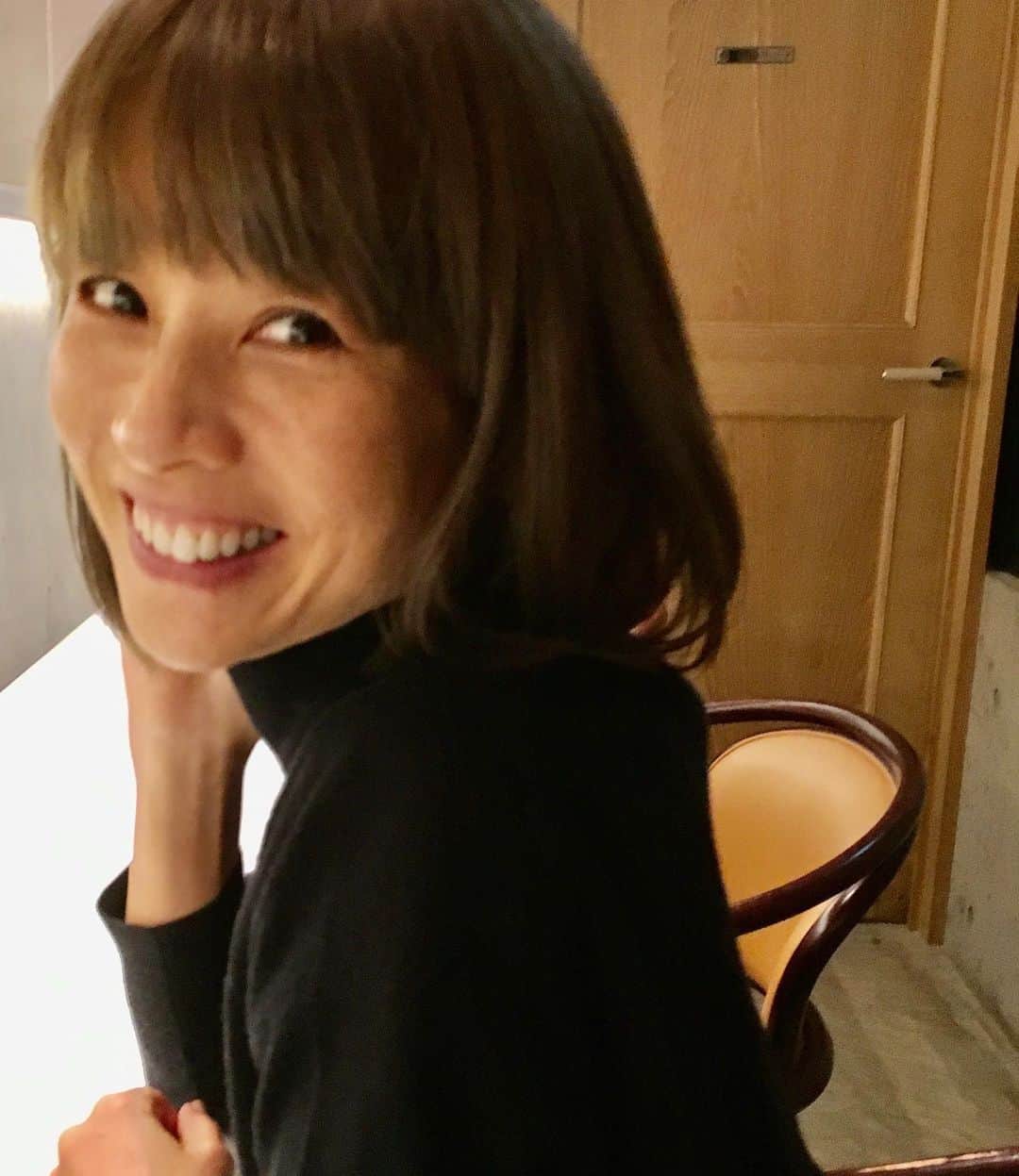 花田美恵子さんのインスタグラム写真 - (花田美恵子Instagram)「1年以上かかって伸ばした前髪が やっといい感じになってきました  途中、何回も 「もう切っちゃおう✂️」っていう衝動に駆られながら 生まれて初めてここまで伸ばしてみたら 意外とお気に入り😊  小さい頃から50年以上 前髪パッツンがトレードマークでした  今回のカラーはピンクグレー💗  しばらくはセンターパートで楽しみたいと思います♪  #tokyolifestyle #hairstyle #haircolor #styling #lovemyhair #stingrayhaircuts」4月27日 16時00分 - hawaiimieko