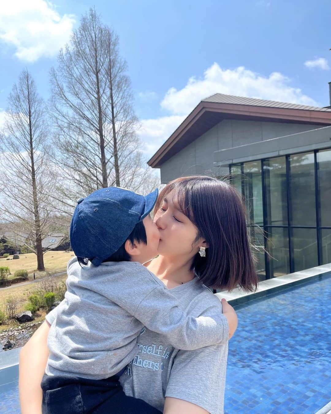 蒼川愛さんのインスタグラム写真 - (蒼川愛Instagram)「「これとっていーい？」と言っています👶🏻 やめてくれwww 3枚目不意打ちすぎてキュンでした🤍 4.5枚目は私の肘が乾燥してたらしくて「だいじょーぶ？おくすりぬる？」と心配してくれてるwww (そんなに？w でもありがとう👌🏻💕) . 先日2泊3日で那須に行ってきました〜 景色も綺麗だし動物と触れ合えるスポットもたくさんあって、子連れ旅行にピッタリだと思いました🥺❤️また行きたいな〜  . . #那須#那須旅行#子連れ旅行#お出かけスポット#赤ちゃんのいる暮らし#男の子ママ  #ママコーデ」4月27日 16時43分 - tougarashi_suki