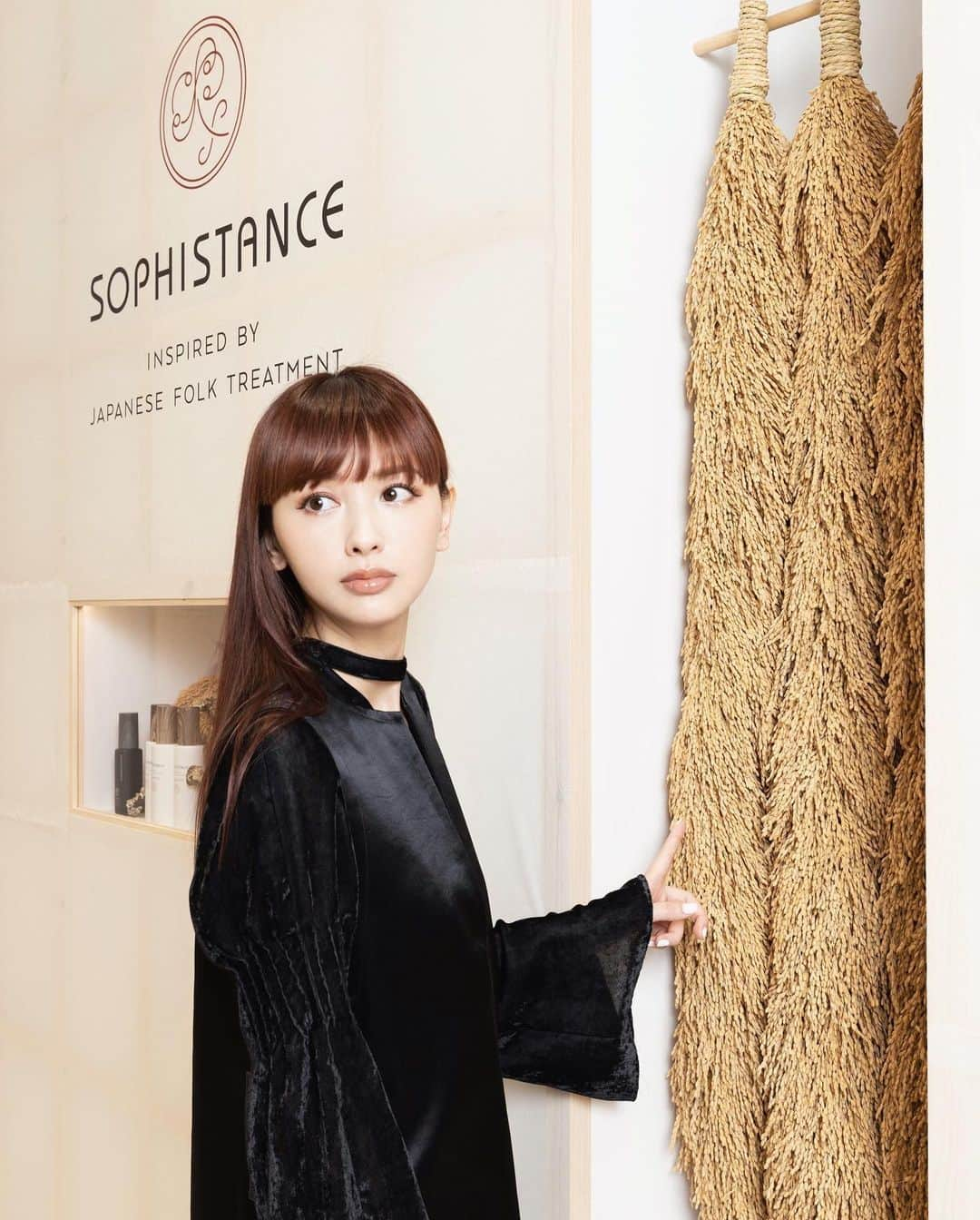 鈴木えみさんのインスタグラム写真 - (鈴木えみInstagram)「SOPHISTANCEのポップアップストアが、 本日伊勢丹新宿店1Fにてオープン❣️ ㅤㅤㅤ ⚠️長くなりますが読んでほしい🙂 ㅤㅤㅤ 今回、スタッフユニフォームをデザインさせていただき、 内装など全体のアドバイザーとしても携わらせていただきました。 ユニフォームは、Lautashiの定番商品であるオーバードレスをベースにアレンジし、SOPHISTANCEのパッケージにも使用されている水墨画家・立川瑛一朗さんの墨画をプリント。色や柄の入り方のバリエーションを贅沢に7パターン作りました...！ 同じ柄をプリントしたツイリーを、17,600円以上お買い上げの方、 先着200名様にプレゼントです🎁 頭に巻いたり首に巻いたりしてみてね。 ユニフォームも是非見てほしい‼️ ㅤㅤㅤ 新商品のUV美容液「エフォートレス UV セラムヴェール」は、日焼け止めが苦手な私が全力でおすすめできる仕上がりです🫡✨✨ 日焼け止めって変な匂いするしギシギシするし乾燥するんだもん🥺 それらを解決するのは険しい道のりでしたが...むしろ潤っちゃうUV美容液が出来ました🥹🤝🏻💖 敏感肌にも優しく、地球にも優しいノンケミカル処方、 SPF34 PA+++です☀️ お洋服もスキンケアも、本当に欲しいものを作れる私って世界一幸せかも。 ㅤㅤㅤ ポップアップは本日からスタートし、5月3日までです。 新商品含め、全ラインナップが揃っています。 ツイリー以外に他の特典や限定コフレ、スペシャルイベントもあるので、詳しくはストーリーズのリンクor @sophistance の投稿をチェック‼️🙌🏻💖💖 ㅤㅤㅤ #SOPHISTANCE #ソフィスタンス #ソフィスタンスマニア #発酵スキンケア #45000 #菌ケア  #ももクロ #立川瑛一朗」4月27日 17時09分 - emisuzuki_official