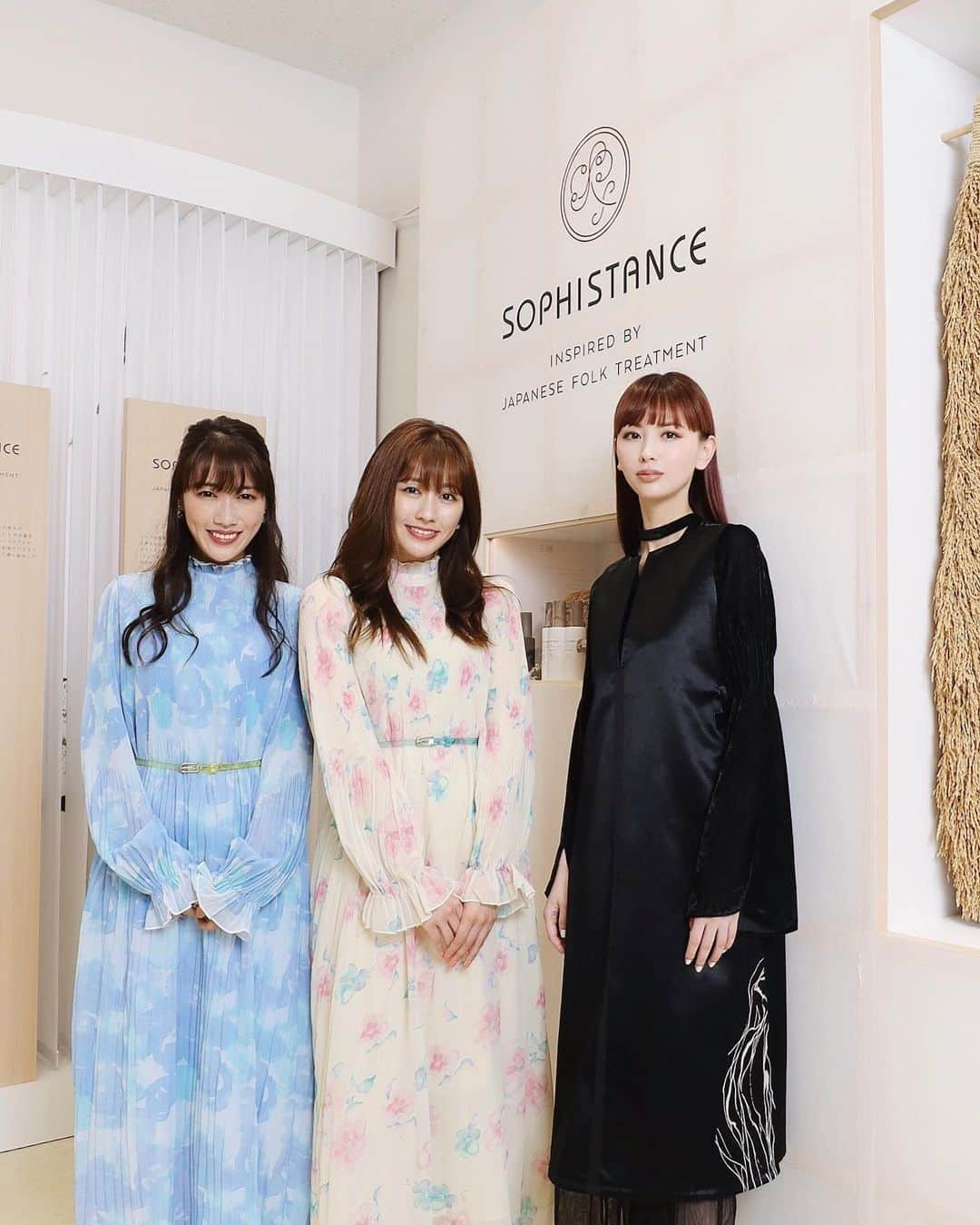 鈴木えみさんのインスタグラム写真 - (鈴木えみInstagram)「SOPHISTANCEのポップアップストアが、 本日伊勢丹新宿店1Fにてオープン❣️ ㅤㅤㅤ ⚠️長くなりますが読んでほしい🙂 ㅤㅤㅤ 今回、スタッフユニフォームをデザインさせていただき、 内装など全体のアドバイザーとしても携わらせていただきました。 ユニフォームは、Lautashiの定番商品であるオーバードレスをベースにアレンジし、SOPHISTANCEのパッケージにも使用されている水墨画家・立川瑛一朗さんの墨画をプリント。色や柄の入り方のバリエーションを贅沢に7パターン作りました...！ 同じ柄をプリントしたツイリーを、17,600円以上お買い上げの方、 先着200名様にプレゼントです🎁 頭に巻いたり首に巻いたりしてみてね。 ユニフォームも是非見てほしい‼️ ㅤㅤㅤ 新商品のUV美容液「エフォートレス UV セラムヴェール」は、日焼け止めが苦手な私が全力でおすすめできる仕上がりです🫡✨✨ 日焼け止めって変な匂いするしギシギシするし乾燥するんだもん🥺 それらを解決するのは険しい道のりでしたが...むしろ潤っちゃうUV美容液が出来ました🥹🤝🏻💖 敏感肌にも優しく、地球にも優しいノンケミカル処方、 SPF34 PA+++です☀️ お洋服もスキンケアも、本当に欲しいものを作れる私って世界一幸せかも。 ㅤㅤㅤ ポップアップは本日からスタートし、5月3日までです。 新商品含め、全ラインナップが揃っています。 ツイリー以外に他の特典や限定コフレ、スペシャルイベントもあるので、詳しくはストーリーズのリンクor @sophistance の投稿をチェック‼️🙌🏻💖💖 ㅤㅤㅤ #SOPHISTANCE #ソフィスタンス #ソフィスタンスマニア #発酵スキンケア #45000 #菌ケア  #ももクロ #立川瑛一朗」4月27日 17時09分 - emisuzuki_official