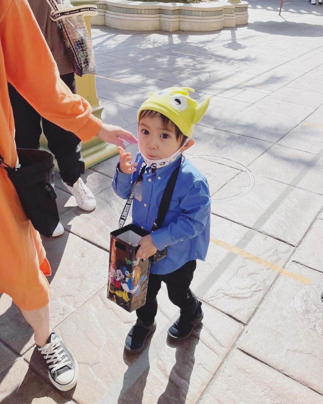 ダーブロウ有紗さんのインスタグラム写真 - (ダーブロウ有紗Instagram)「息子っち4歳のお誕生日はディズニーシーへ💙💜🎂  誕生日前日に好きなキャラクターは？ と聞いたらミッキー！と即答したので、急遽まだ連れて行った事のないシーへ行く事に🐭  雲ひとつない快晴で気持ちの良い一日でした☀️  最近息子は写真撮るよー🤳となると真顔になります🫥 だから写真があんまり楽しそうじゃない😩(笑) 親の方がテンション高い！ でも最後の写真は家族揃って疲れた顔してます😂  息子っち的にはマジックランプシアターが1番楽しんでいた模様🪔🧞‍♂️ タートルトークはクラッシュとお話しできなくてポカンとしてた😧いつかお話できるといいね🐢✨  本命のミッキーとは今回は会えなかったから、またリベンジしようと思います🫶✨  #ディズニーシー  #tokyodisneysea  #4歳誕生日」4月27日 17時37分 - alisadurbrow