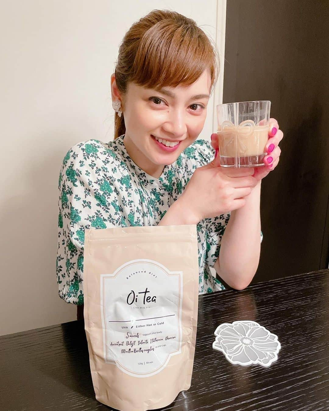 平愛梨さんのインスタグラム写真 - (平愛梨Instagram)「🥤😍❤️  あっという間に桜も散りだして緑が綺麗になってきましたね✨  家族みんなで気持ちの良い季節を過ごしています(*'▽'*)  半年前からホットで飲んでいたoiteaも最近はアイスで飲むようになりました♡  ホットほど甘味がないので、いつでも飲みやすい&おいしー(*'▽'*)  1年中楽しめるので、ずっと飲んでいれば理想の体型に近づけるかな🤩💪  半年くらい飲み続けて気持ちすっきりした気がする今日このごろ🤩✌️ #Oitea#オイティー#ミルクティー#ボディメイク#置換えダイエット#PR」4月27日 19時09分 - harikiri_tairi