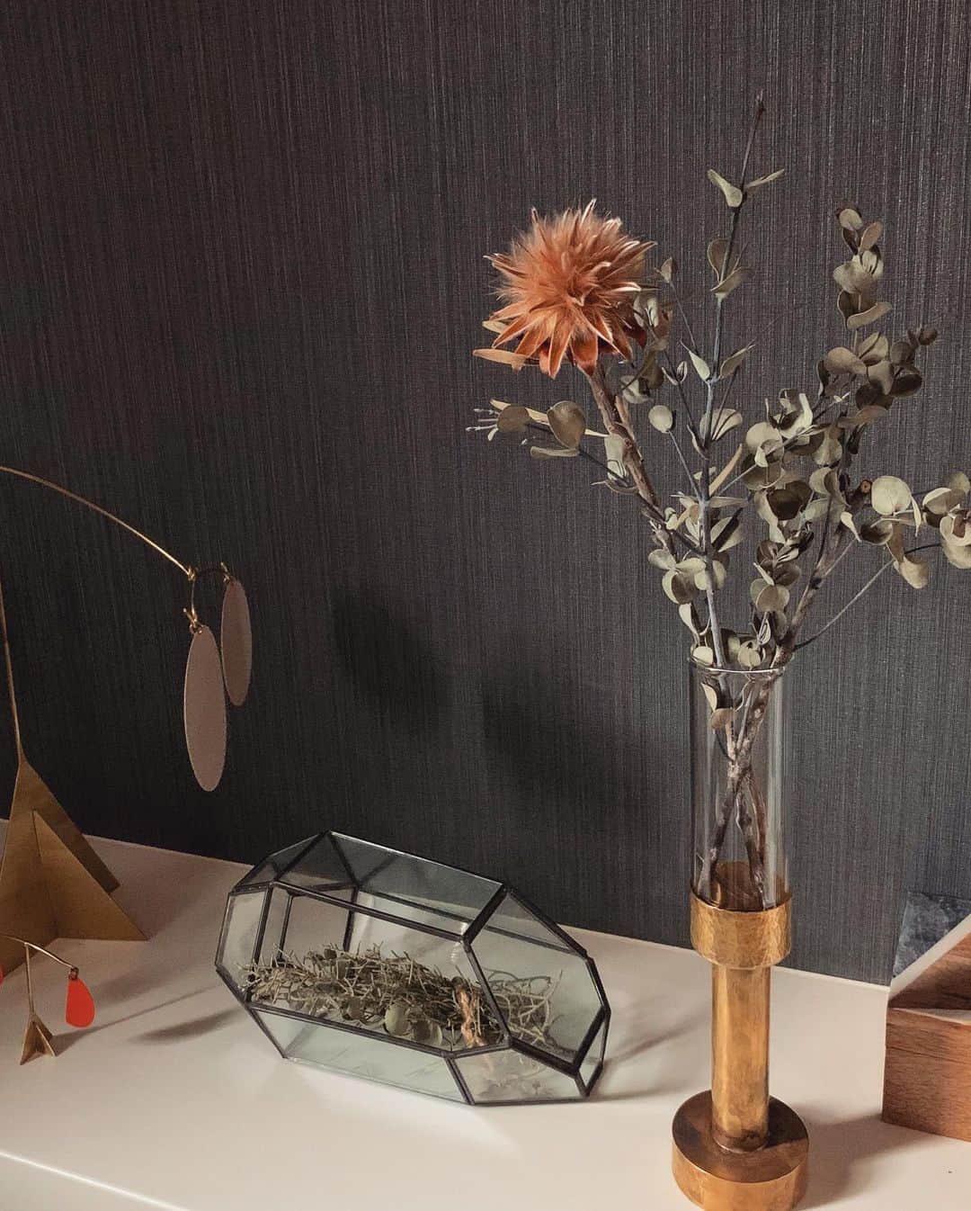 松木里菜さんのインスタグラム写真 - (松木里菜Instagram)「.｡･*. 4月27日  葉山にオープンした @gullam_life_arts  に行ってきました。  作家ものの器や花器をはじめとする素敵なアイテムがたくさんで 見てるだけでウキウキしてしまいます(*´-`)♡  私は真鍮の花器を購入✨  お気に入りを眺めてるだけで幸せだなぁ🥰  #葉山 #ギャラリー @gullam13  真鍮の経年劣化も楽しみなのです(*´ー｀*)」4月27日 20時08分 - rinamatsuki613