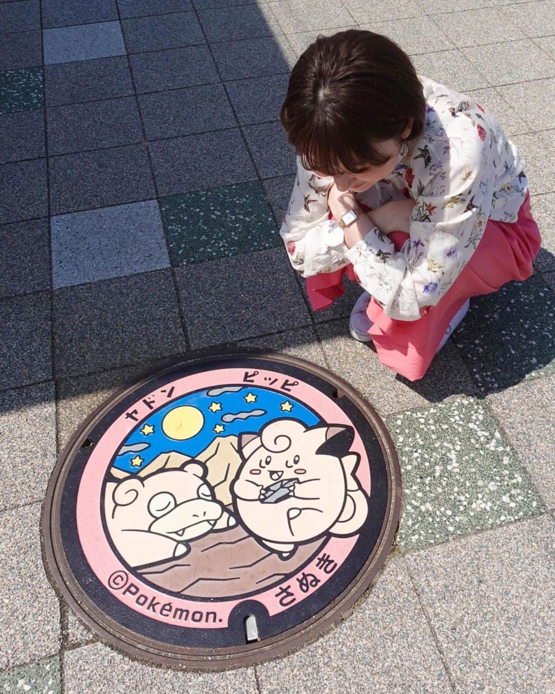 的場絢香さんのインスタグラム写真 - (的場絢香Instagram)「// ポケふた // ⁡ 見て~！このかわいいマンホール！ ポケモンの絵が描かれた〝ポケふた〟 ⁡ ディグダが掘った穴の跡に その「しるし」として誰かが 絵を描いているみたい！🕳 ⁡ ポケモン好きな母に教えてもらって 香川県に行ったときに見つけた 3つのマンホール♡ 香川県のポケモンはヤドンでした🐚💕 ⁡ 全国のいろんなところで発見されてるんだって。 石川県にも登場ほしいな~♩ ⁡ _ _ _ #マトバ旅 #香川県 #ポケふた #ポケモン」4月27日 20時26分 - ayaka_matoba