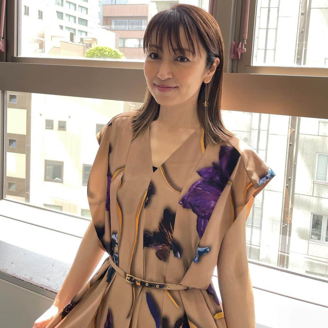 矢田亜希子さんのインスタグラム写真 - (矢田亜希子Instagram)「本日もラヴィット！ ありがとうございました‼︎ 今日も楽しすぎて笑いすぎました💦💦 衣装は @escadaofficial @bijou_de_m #ラヴィット#水曜日#tbs#pk対決 #本並さん登場#スタッフとして頑張っていた盛山さん#お見逃した方は#tverでぜひ#私ももう一度見よw #髪の毛また伸びてる#カラーはハイライトとインナーカラーがいいかんじに育っています」4月27日 20時57分 - akiko_yada