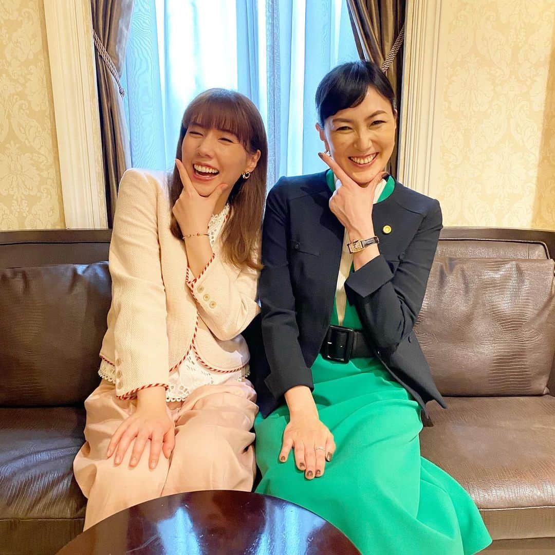 板谷由夏 さんのインスタグラム写真 - (板谷由夏 Instagram)「はい、仲さんです。初めての共演です。 ずっと彼女を知ってるんだけど、お芝居は初めて。 そして、久しぶりに再会したらば！ 絶好調で良い女になってた。最高だよ、里依紗。 YouTubeも大好き。元気出る。 いつか、諭吉さんを握って 彼女と爆買いに行くのが密かな夢な パイセンです。」4月27日 21時16分 - yukaitaya