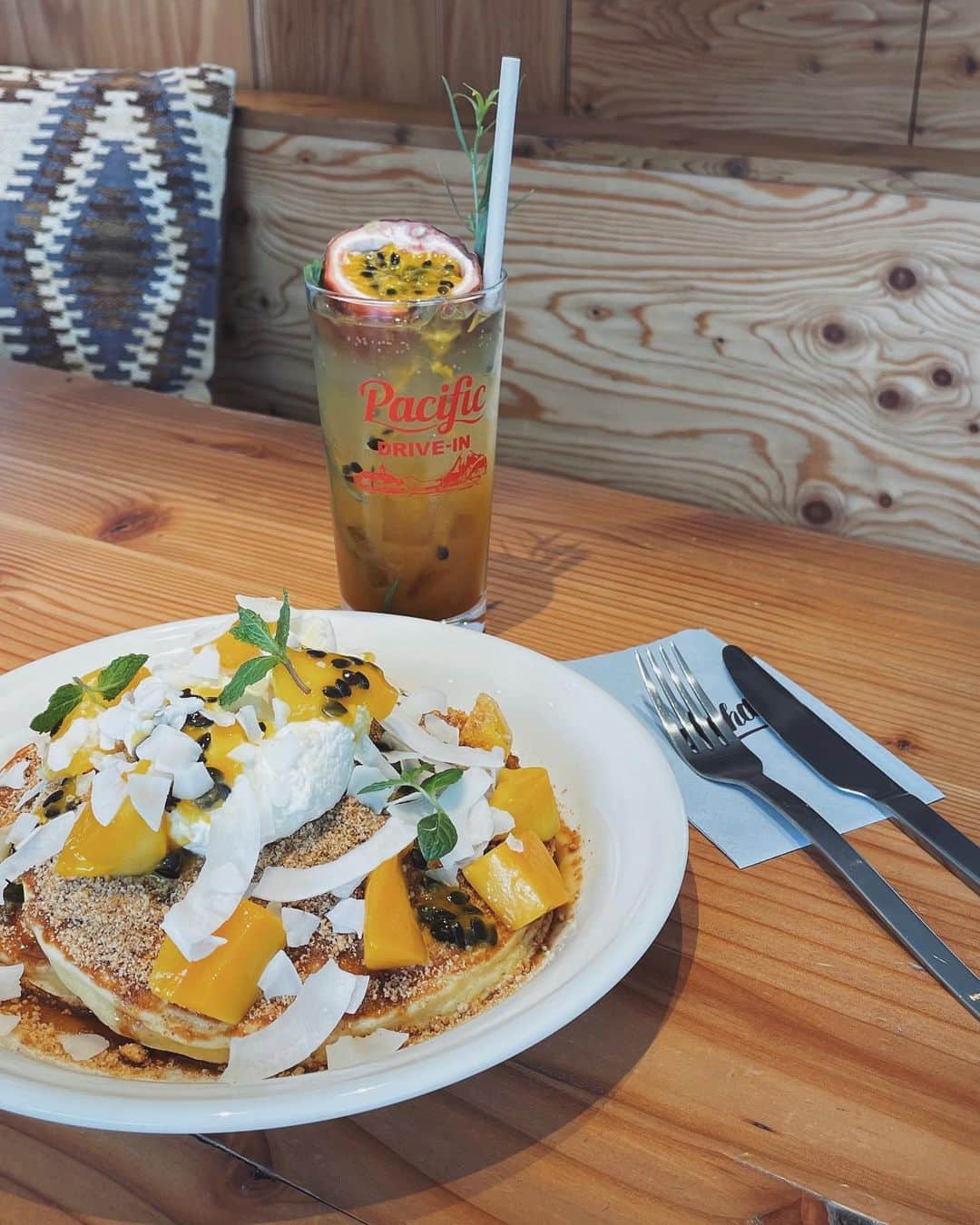 Julia Castroさんのインスタグラム写真 - (Julia CastroInstagram)「🌺Juliaʻs Special Hawaiian Cafe🌺  いよいよ明日からスタートです！！！ 何日に行くか決まった？🐠 私は何から食べようかなって今から考えてる🤤 グッズは店頭でもオンラインでも購入できるので是非この機会にgetしてみてね🌺 . #juliasspecialhawaiiancafe  #pacificdrivein  #collaboration  #パシフィックドライブイン」4月27日 21時17分 - julia.c.0209
