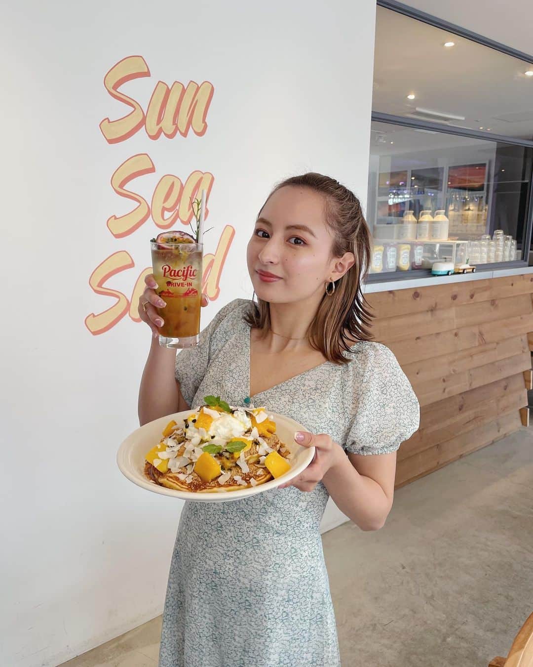 Julia Castroさんのインスタグラム写真 - (Julia CastroInstagram)「🌺Juliaʻs Special Hawaiian Cafe🌺  いよいよ明日からスタートです！！！ 何日に行くか決まった？🐠 私は何から食べようかなって今から考えてる🤤 グッズは店頭でもオンラインでも購入できるので是非この機会にgetしてみてね🌺 . #juliasspecialhawaiiancafe  #pacificdrivein  #collaboration  #パシフィックドライブイン」4月27日 21時17分 - julia.c.0209