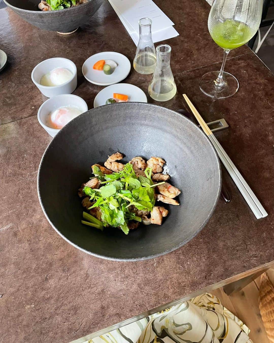 西川瑞希（みずきてぃ）さんのインスタグラム写真 - (西川瑞希（みずきてぃ）Instagram)「鎌倉で素敵ランチ🍽新しくオープンしたばかりの @enso_osaji さんへ🌿大好きな @osaji__ の初のレストランということでずっと気になっていた場所//  お食事はモダンフレンチをベースに出汁や発酵食品など和の要素も取り入れられていてこだわりたっぷりで感動。もちろんお味もとってもとってもおいしいくて、毎日頂きたいくらい♡、  地元鎌倉のお野菜やその土地でとれる"その時期に美味しい"食材を使っているみたいで一皿、一皿の彩りまで本当に美しかった。  @enso_osaji 神奈川県鎌倉市小町2丁目8-29  落ち着いた"和"な雰囲気も心地よすぎてこのままずっとここに居たくなっちゃいました☺︎幸  #enso #osaji #kamakura #youtube #vlog #ランチ #鎌倉 #鎌倉ランチ」4月27日 21時25分 - mizuki_nishikawa_