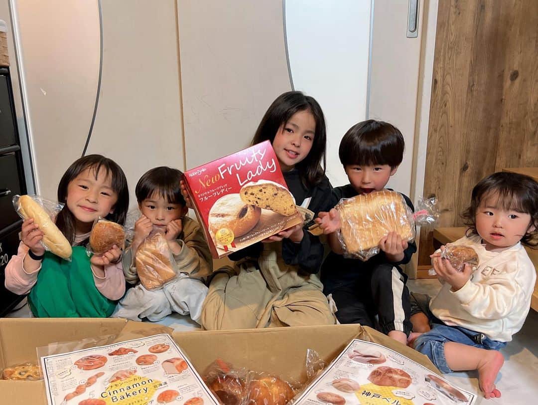 Kazukiさんのインスタグラム写真 - (KazukiInstagram)「今月も楽しみにしていた めりぃなパンマニアが届きました🙌🥖🥐✨ • パン好き家族なので、全国各地の有名ベーカリーを 食べられるなんて幸せです🥰 • 『めりぃなパンマニア』はパンの定期配送サービスで、 全国各地の厳選された有名ベーカリーが届けられます🥖🥪🥯✨ • 店頭では売り切れ必至のレアパンやオリジナルパンもセットに なっているので、他では出会えないパンが沢山あって 毎回箱を開けるのがすごく楽しみです💕💕 • • #パン好き#厳選#全国のパン#めりぃなパンマニア#めりぃさんのお店#定期配送#六男七女#15人大家族#漆山家#楽しみのひとつ」4月27日 22時31分 - kazuki13mama